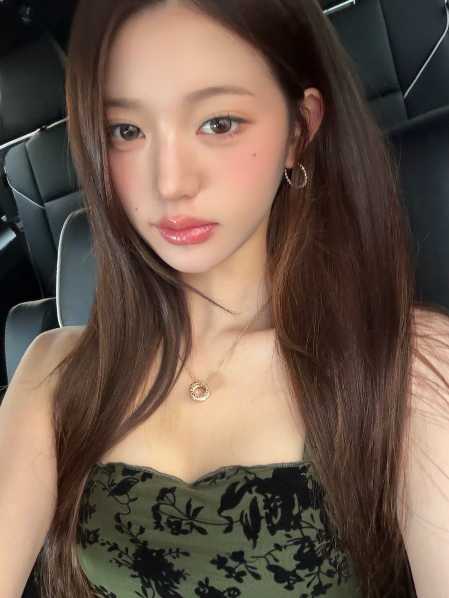 ivepics_'s tweet photo. wonyoung instagram update https://t.co/JsddfsWL7j