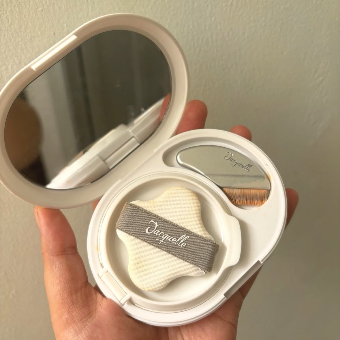 icaamsl's tweet photo. 🗣️: CUSHION 2 APLIKATOR TUH UNTUK APA SIH?

Biar kamu bisa dapet hasil make up flawless dan nempel banget ke kulit kaya gini 😝￼ https://t.co/sGlGAtrgzB