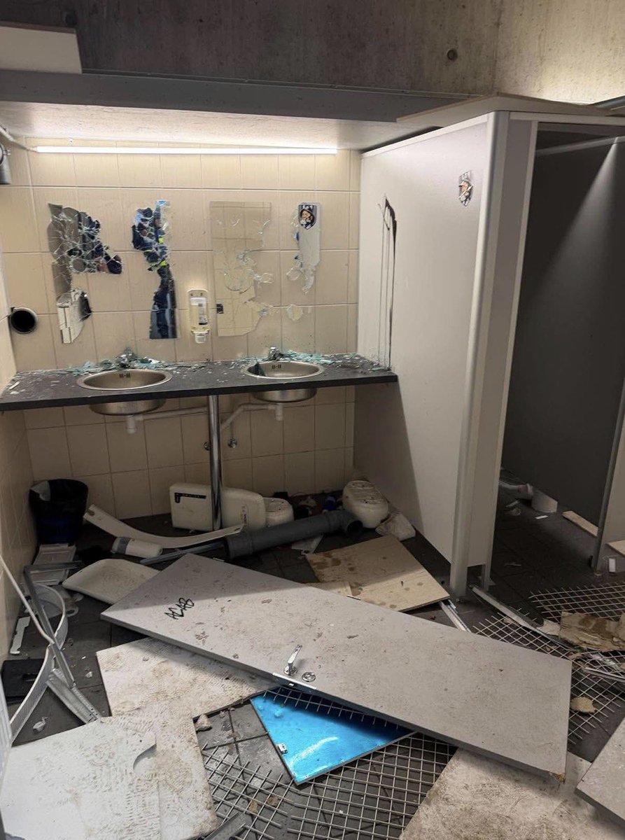EstonianFBP's tweet photo. 🇸🇪🤢 || Scummy behaviour from the Göteborg fans last night in Estonia 

No need for this type of stuff, we’re sorry we gave you Erik Sorga but it’s time to move on ffs 

📸 : KIUR KAASIK/DELFI MEEDIA, ERAKOGU, EESTI JALGPALLILIIT https://t.co/hCf2qFTALO
