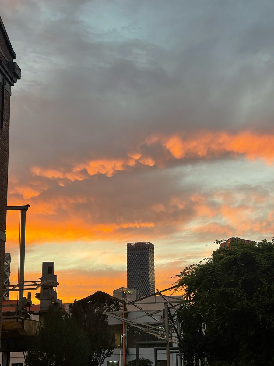 MarkT64023173's tweet photo. Walking through the city’s busy side streets and caught this perfect golden hour vibe—urban magic hits different after work. https://t.co/90TSrQKzBF