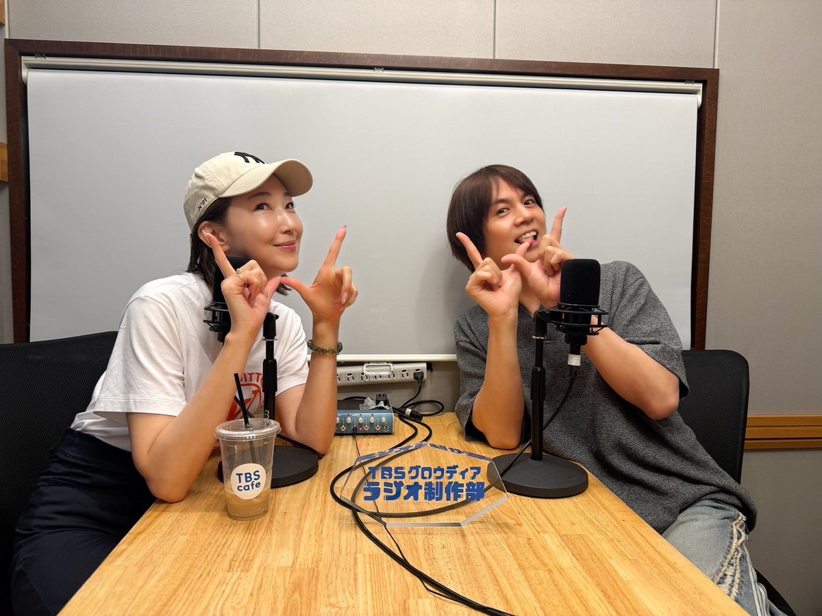 uraicocobana's tweet photo. #浦井健治のココバナカフェ
🛜㊗️Ep.100が配信されました。
☕️いらっしゃいませー #浦井健治

#紅ゆずる さんご来店❗️

   Ep.100 7/31（金)配信
     -ケンジが立った-
紅ゆずるさんと『#最強のふたり』感想戦

ココバナグッズ販売中
👉 https://t.co/5sK7g3E8xJ
https://t.co/c1DDFC9rKI https://t.co/NGGvenXvW2