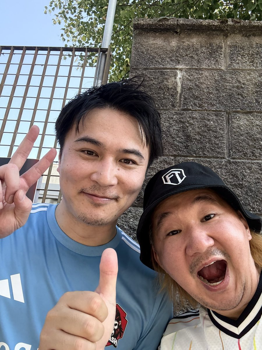 ASAHIMAN2010's tweet photo. 🇮🇹
━━━━━━━━━━━━━━
｜FC Murash オーナー
加藤純一｜
━━━━━━━━━━━━━━

正直に言うと――

「うんこちゃん」と呼ばれる、
加藤純一さんのことを、
オレはほとんど知らなかった。😅

FC Murashのことも、
そのチームオーナーである加藤純一さんのことも、

ほぼ何も知らないまま、
太田宏介、アーリアに釣られて…

のこのこミラノまで、
やって来ちゃったわけです。🤣

完全に、
勉強不足でした。💦

でも――

実際に会ってみた加藤くんは、
とにかく熱量が半端なかった。

チームへの想いも、
試合への入り込み方も、

むちゃくちゃ熱かった。🔥

ほんの少ししか話せなかったけど、

会場で見ているだけでも、
FC Murashがたくさんの人に応援されている理由が、
少し分かった気がする。

そして何より――

オレ自身、
加藤くんにむちゃくちゃ好感を持ちました。✌️

ということで――

今度は、
もう少し勉強してから、
また応援しに来るね。🤣🔥

また会おう、
うんこちゃん‼️🤣

VAMOS MURASH🔥

#キングスリーグ #ムラッシュfc #加藤純一 #うんこちゃん #footraveller