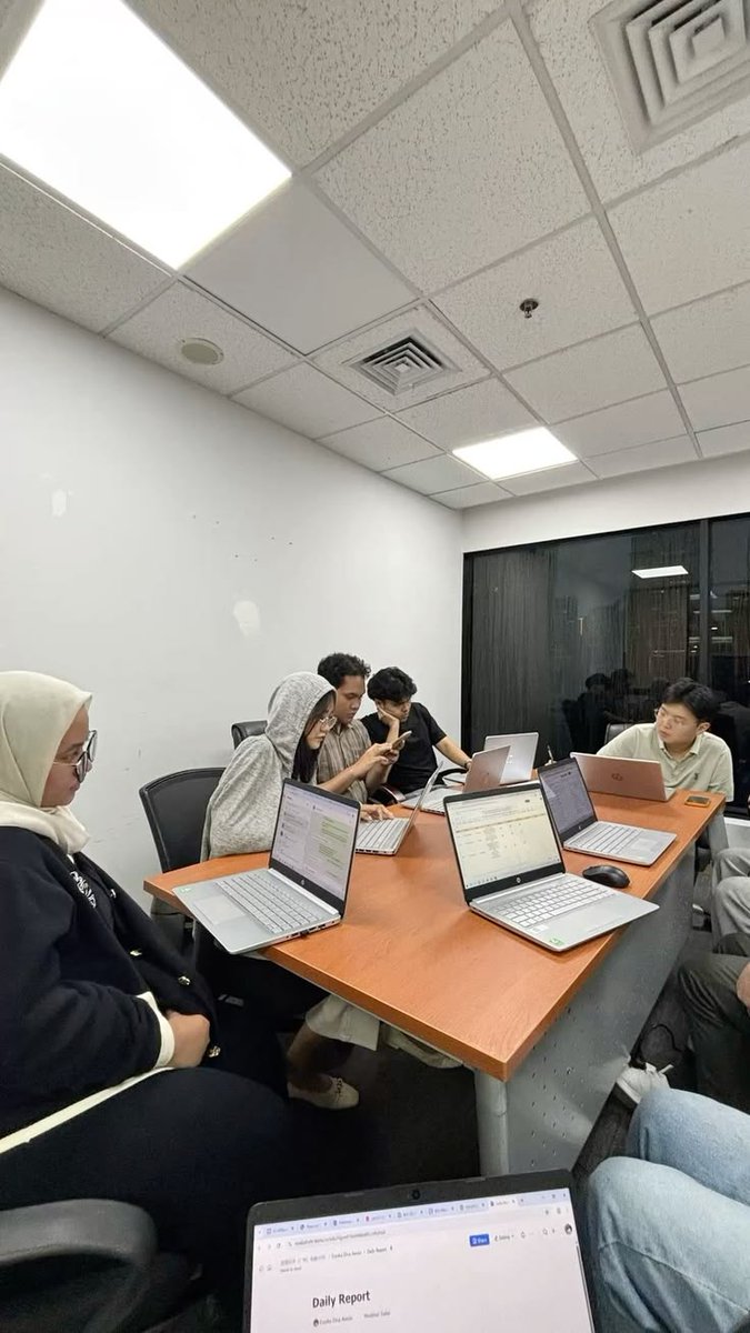 resahnegeri's tweet photo. Om gue naikin gaji karyawannya Rp2 juta, terus mecat orang itu 3 bulan kemudian. Karyawan lain di tokonya bilang om gue jahat, katanya cuma modus biar orangnya nurut. Gue juga sempet mikir gitu. Terus dia nunjukin catatan penjualan 3 bulan itu ke gue. Dan yang bikin gue kaget bukan angka penjualannya. Tapi apa yang om gue lakuin setelah mecat dia.

Jadi karyawannya namanya Adit, umur 24, udah kerja 1,5 tahun di toko bangunan om gue. Gaji Rp3,5 juta, kerjanya jaga toko sama layanin pembeli. Setahun terakhir om gue ngerasa Adit males. Sering telat, layanin pembeli seadanya, ditanya stok sering gak tau. Om gue mikirnya klasik: mungkin gajinya kurang, makanya gak semangat.

Bulan Maret om gue manggil Adit, naikin gajinya jadi Rp5,5 juta. Naik Rp2 juta sekaligus, tanpa diminta. Cuma dia bilang satu hal, "Om kasih ini karena om percaya kamu bisa lebih." Adit seneng banget, sempet nangis katanya. Om gue pulang hari itu ngerasa udah nyelesain masalah.

Bulan pertama, berubah total. Adit dateng paling pagi, toko rapi, pembeli dilayanin ramah. Penjualan naik dari Rp180 juta jadi Rp205 juta. Om gue seneng, ngerasa tebakannya bener. "Ternyata emang cuma soal gaji," katanya waktu itu.

Bulan kedua, pelan-pelan balik lagi. Dateng jam 9 lewat, pembeli mulai dicuekin, stok gak diapal lagi. Penjualan Rp183 juta. Bulan ketiga lebih parah dari sebelum gajinya naik. Rp171 juta, dan ada 3 pembeli langganan yang komplain. Gaji tetep Rp5,5 juta.

Om gue bilang, di situ dia baru ngerti kesalahannya. "Om kira Adit males. Ternyata Adit gak cocok." Uang bikin orang semangat sebulan dua bulan, terus balik ke aslinya. Kalau orangnya emang gak cocok sama kerjaannya, naikin gaji cuma nunda masalah pake biaya lebih mahal. "Yang om beli 3 bulan kemarin itu bukan perbaikan. Cuma waktu."

Nah ini bagian yang bikin gue diem. Sebelum mecat, om gue ngobrol 2 jam sama Adit. Nanya satu hal yang gak pernah dia tanya selama 1,5 tahun: kamu sebenernya suka bagian mana dari kerjaan ini? Adit jawab, dia gak suka ngadepin pembeli sama sekali. Yang dia suka justru bagian nyusun stok, ngitung barang masuk, rapiin gudang. Kerjaan yang selama ini cuma dikasih sisa waktunya.

Om gue akhirnya jujur. "Kamu gak cocok jaga toko, dan om gak punya posisi gudang penuh waktu di sini." Dia kasih pesangon 2 bulan, terus nelfon 3 temen sesama pemilik usaha yang punya gudang. Dua minggu kemudian Adit keterima di distributor bahan bangunan, bagian admin gudang. Gajinya Rp4,8 juta, lebih kecil dari Rp5,5 juta yang terakhir dia terima. Tapi sekarang udah 8 bulan, dan bosnya baru naikin dia jadi kepala regu.

Gue nanya, kenapa om gue repot-repot nyariin kerjaan buat orang yang dia pecat. Jawabannya nempel banget. "Om yang salah naro dia selama 1,5 tahun, bukan dia yang salah jadi orang." "Kalau om lepas dia gitu aja, dia bakal ngira dirinya karyawan gagal." "Padahal dia cuma lagi di meja yang salah."

Yang gue bawa pulang dari cerita ini dua hal. Buat yang punya usaha, sebelum naikin gaji orang yang performanya turun, tanya dulu dia suka bagian mana dari kerjaannya. Gratis, dan sering lebih nyelesain masalah daripada nambah Rp2 juta. Buat yang lagi kerja dan ngerasa males terus, coba jujur ke diri sendiri: ini beneran males, atau lagi di posisi yang gak cocok? Dua hal itu keliatan mirip dari luar, tapi obatnya beda jauh. Share ke temen lo yang lagi ngerasa gak betah di kerjaannya.

cc : bun.hebat_