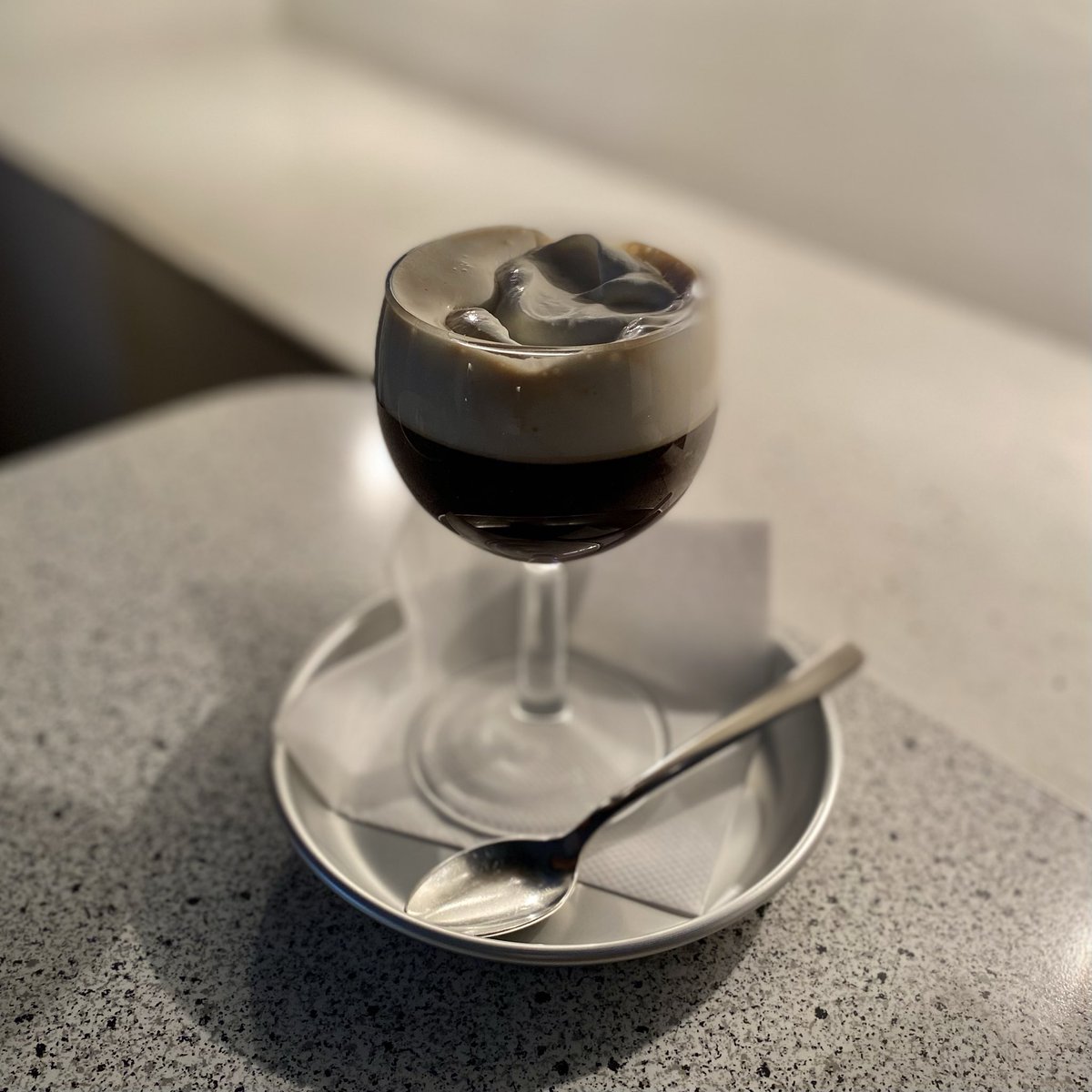 1000days_coffee's tweet photo. 大人ぶってゆっくり読書するには、
那須の『1988 CAFE SHOZO』が最高。
おしゃんなウインナーコーヒーも合わせて。 https://t.co/bjfYzQaPSq