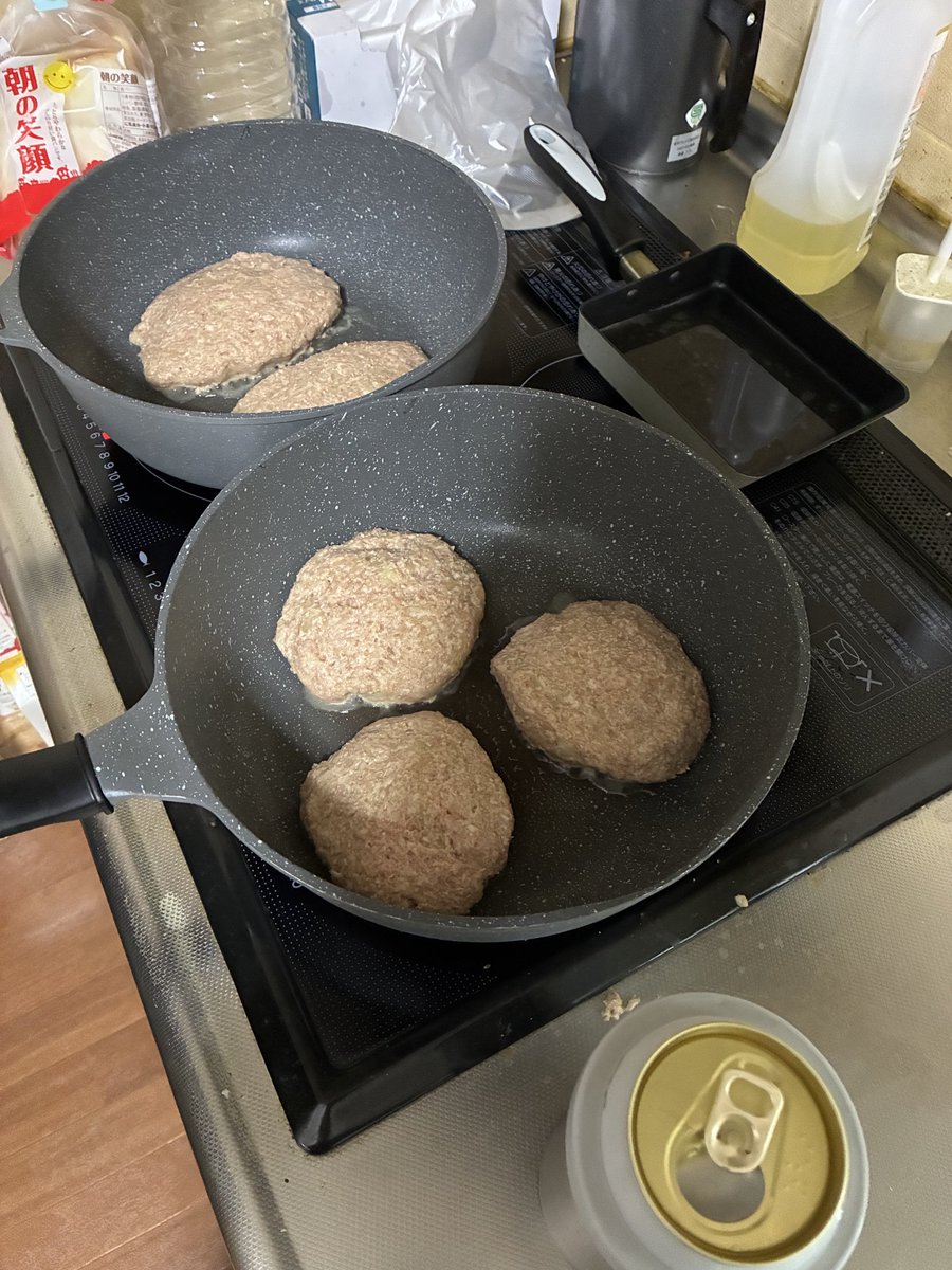 kinpatu48's tweet photo. そしてブロッコリー茹でて家族５人分のハンバーグを焼きながら乾杯🍺
ちなみに私はブロッコリーの芯？の部分も好きなので乱切りにして沸かす段階で先に芯を入れて長めに茹でて食べます
#キッチンドランカー
#ハンバーグ https://t.co/1qxGbm9iBx