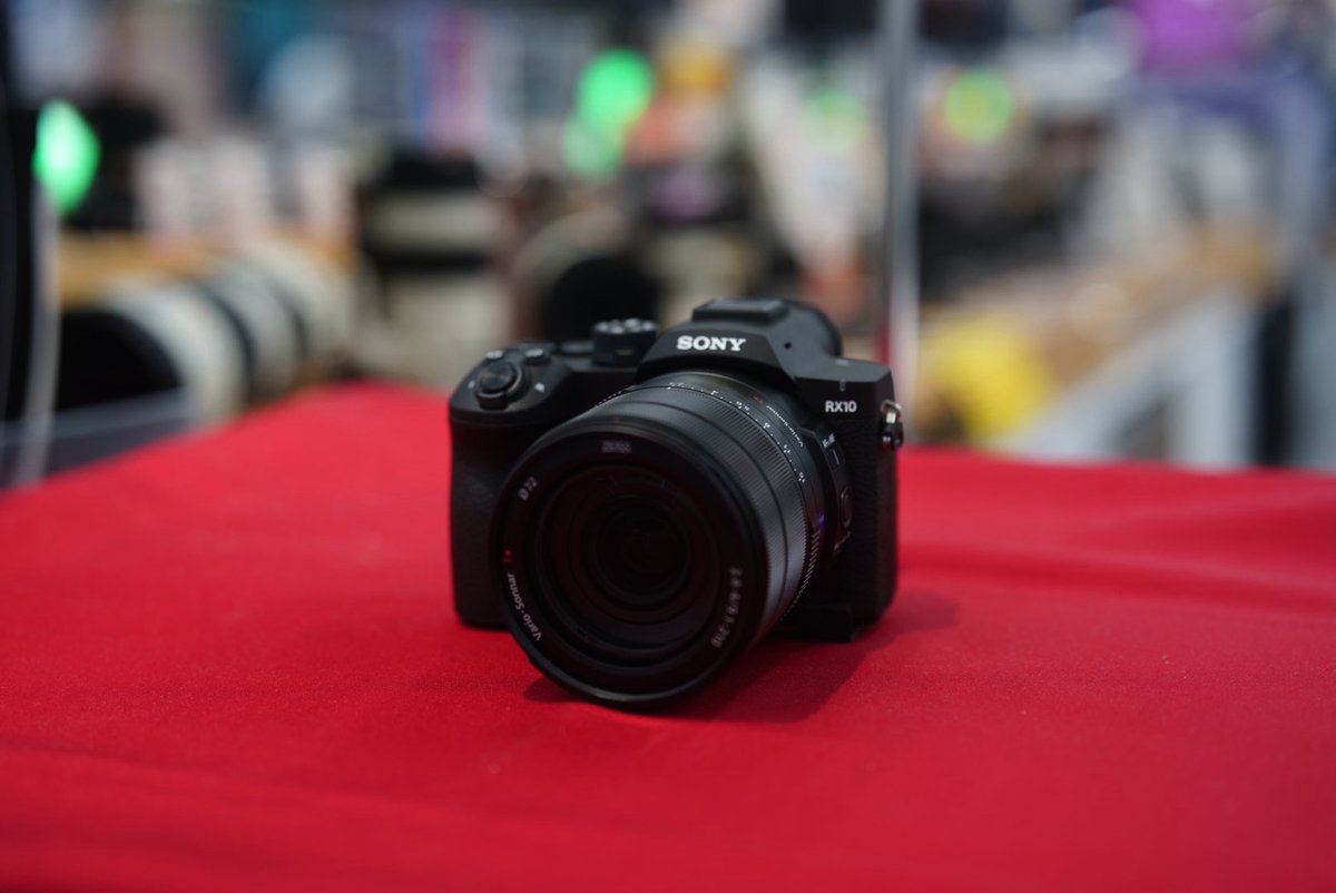 yodobashi_senda's tweet photo. 【本日発売❗️】

SONY プレミアムコンパクトカメラ
待望の新作「RX10 V」が本日発売開始となりました✨

進化したAF、解像度。
ぜひ実際、手に取ってお試しください💁
今なら、お持ち帰り在庫も少数ご用意あります❗️

➡️https://t.co/XrVyxFOUbl https://t.co/A6lX3pQQeu