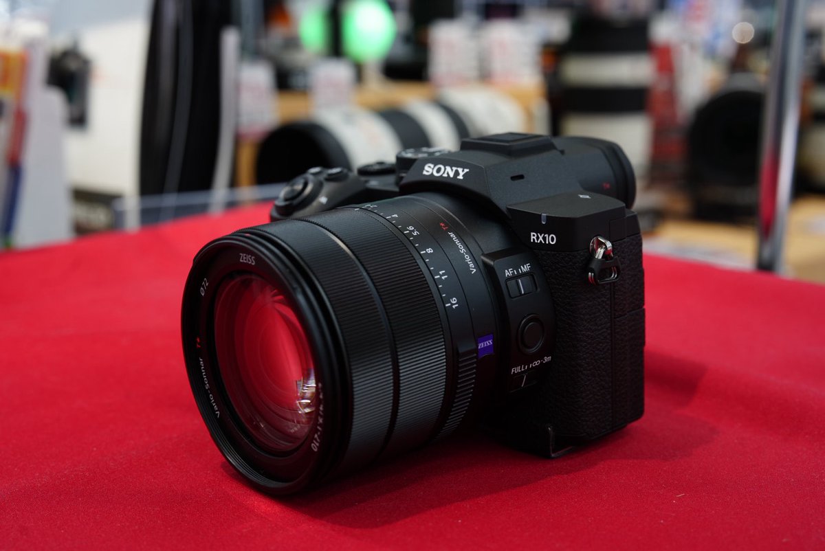 yodobashi_senda's tweet photo. 【本日発売❗️】

SONY プレミアムコンパクトカメラ
待望の新作「RX10 V」が本日発売開始となりました✨

進化したAF、解像度。
ぜひ実際、手に取ってお試しください💁
今なら、お持ち帰り在庫も少数ご用意あります❗️

➡️https://t.co/XrVyxFOUbl https://t.co/A6lX3pQQeu