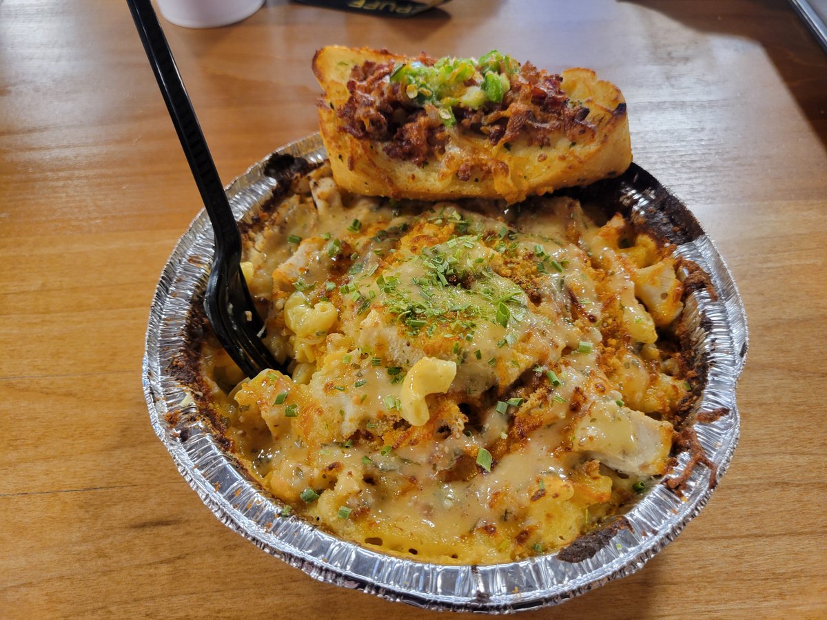 DruidRayell's tweet photo. #ronis. Boojie mac n cheese. Perfect texture. Good flavor. Mid sized portion. 40 bucks for Mac n Cheese with 8 crutons sized cubes of chicken.... 4/10 value. 6/10 taste. 10/10 properly cooked pasta. The price is probably shit because its in a college student area. https://t.co/OuU5Fdf66T