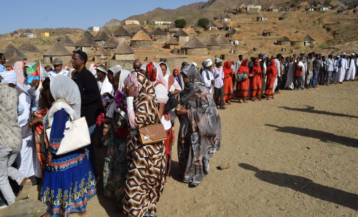shabait's tweet photo. ኣጀርበብ - ዝኽሪ ንሕናን ሓፋሽ ህዝብናን
ገርጊስ ፍቓድ

ኣብ ዘመነ-ሰውራ ናይ ዞባ ማእከላይ ምብራቕ ደጀን ሰውራ ዝነበረት ምምሕዳር ከባቢ ኣጀርበብ፡ ንብርክት ዝበሉን ዝተፈላለዩን ቀወምትን ተንቀሳቐስትን ኣሃዱታት ውድብ፡ ንመጽናዕትን ዝተፈላለየ ስርሒታትን ከም ማእከል እተገልግል ዝነበረት ታሪኻዊት ዓዲ’ያ። 

ኣብ’ቲ ናይ ዓሰርተታት ዓመታት ብረታዊ ተጋድሎ ህዝቢ ኤርትራ፡ ዓወት ሰውራ ኣብ ምግሃድን ምርግጋጽ ናጽነትን፡ ከም ነጥበ መቐይሮ ዝጥቀስ ባብ ዘርሓወ ስርሒት ምፍራስ ናደው እዝ እዩ። ነቲ ስርሒት ንምትግባር ኣብ ዝተገብረ መጽናዕቲ ይኹን፡ ኣብ እዋን’ቲ ዓርሞሽሻዊ ስርሒትን ድሕሪኡን ዝነበረ ኩነታት፡ ኣብ ኣጀርበብን ከባቢኣን ዝነበሩ ናይ ዝተፈላለያ ኣሃዱታት ሰራዊት ሓርነትን ሓፋሽ ውድባቶምን ታሪኽ ዝሰነዶም ብዙሓት ቅያታት ኣለዉ። 

ኣብ’ዚ እዋን’ዚ ዝተፈላለያ ኣሃዱታት ማሕበራት ገድሊ፡ ነቲ ኣብ ግዜ ሓርነታዊ ኲናት ዝተፈላለየ ስርሒታት ዝተኻየደሉ ታሪኻዊ ፍጻመታት፡ ብዙሕ መስዋእቲ ዝተኸፍለሉ ታሪኻዊ ቦታታት ዓውደ- ውግእ ብምብጻሕ ተዘክሮታት ንምሕዳስ፡ ታሪኽ ንምስናድን ነቲ መቓል���ቶም ዝነበረ ሓፋሽ ህዝቢ ኣፍልጦን ሞሳን ኣብ ምሃብ ንኡድን ኣተባባዕን ተበግሶታት ይውሰድ ኣሎ። 

ማሕበር ምትሕግጋዝ ተጋደልትን ሓፋሽ ውድባትን ማእከላይ ምብራቕ ነበር ናይ ሎምዘበን ዓመታዊ ዝኽሩን በዓሉን ዝሓለፈ ወርሒ ግን��ት ብኣጋጣሚ ዝኽሪ መበል 35 ዓመት ናጽነት ብፍሉይ ምድላውን ድምቀትን ኣብ ኣጀርበብ ከም ዝበዓል ገይሩ። እቲ “ንሕናን ሓፋሽ ውድባትናን” ብዝብል መሪሕ ቴማ 17 ግንቦት ዝተኻየደ ድሙቕ ጽንብል፡ ነቶም መቓልስቲ ነበር ተጋደልትን ህዝብን ገጽ-ንገጽ ዘራኸበ ታሪኻዊ ኣጋጣሚ ነይሩ። ኣብ ዘመነ ቃልሲ ኣብ ብርኮም ዘስተንፍሱ ዝነበሩ ምዑታት መንእሰያት፡ ሎሚ ድሕሪ 35 ዓመታት ሸምጊሎምን ቁመናኦም ተለዊጡን ምርኣይ፡ ንቡር ስነ-ህይወታዊ ክስተት’ዩ። እቲ ሃገራዊ ወኖምን መንፈሶምን ግን መንእሰይ’ዩ ዘሎ። ብሓፈሻኡ ኣባላት ሓፋሽ ውድባት ዞባ ማእከላይ ምብራቕ ነበር፡ ብፍላይ ከኣ ህዝቢ ኣጀርበብን ከባቢኣን በቲ ዝተገብረ ናይ ዝኽሪ መደብ ኣዝዮም ተሓጒሶምን ተተባቢዖምን፣ ነቲ ቅድሚ 35 ዓመታት ዝነበረ ኣደናቒ ሰውራዊ ስርሒታት፡ ፍጻመታት ቃልስን ውዕሎታቶምን ብሓበን ጸውዮምሉ። 

እዛ ሎሚ ኣብ ንኡስ ዞባ ሓመልማሎ እትጥርነፍ ምምሕዳር ከባቢ ኣጀርበብ፡ ኣብ ሰሜናዊ ጫፍ ምድረ-ሰኲና ኣብ ትሕቲ በረኽቲ ጎቦታትን ዓበይቲ ሕሉማ���ን እተደኮነት፡ በቲ ናይ ግዜ ዘመነ-ሰውራ ቅርጺ ምምሕዳራዊ ካርታ፡ ኣብ ዞባ ማእከላይ ምብራቕ እትርከብ ናይ’ቲ ዞባ ደጀን ሰውራ ኮይና ዘገልገለት ታሪኻዊት ዓዲ’ያ። ኣብ ሰለስተ ተመዓደውቲ ሕሉማት ዝርከቡ ሩባታት መኬት ዘለዋ፣ ሻከትን ፍሩህን ከም ማእከል ምምሕዳርን ምውፋርን ኣባላት ክፍሊ ህዝቢ ጀማሂር ገጠር፣ ኣባላት ውሽጣዊ ስርሒት 06፣ ስለያ ውድብ 72፣ ሃንደሳ፣ ዞባዊ ሰራዊት፣ ኮማንዶ፣ ሕክምና፣ ከምኡ’ውን ተንቀሳቐስቲ ኣባላት ድምጺ ሓፋሽን ካልኦት ኣሃዱታት ውድብን፡ ንመጽናዕትን ስርሒትን ዝተኣኻኸቡሉ፡ ብዙሕ ዝኽርታት ዝሓቘፈ ቦታታት’ዩ። 

እዛ ካብ ከተማ ከረን 17 ኪሎ ሜትር ርሒቓ እትርከብ ዓዲ፡ ምስ ምፍራስ እዚ ናደው ዝተኣሳሰር ብዙሕ ዝኽሪ ኣለዋ። ብፍላይ እቲ ካብ ከረን ዝብገስን ዝምእከልን ዝነበረ ዝዓበየ ክፋል ናይቲ ኣብ ኤርትራ ዓስኪሩ ዝነበረ 2ይ ኣብዮታዊ ሰራዊት ብዝምልከት ክርከብ ዝድለን ዝከኣልን ኣገዳሲ ሓበሬታታት ንምጽናዕ፡ በዚ መስመር’ዚ ብዙሕ ንጥፈታት ተኻይዱ። ኣብ ሕሉማትን ሩባታትን ኣጀርበብ ዝሰፈሩ ኣባላት ዝተፈላለያ ኣሃዱታት ውድብ፡ ብዝ��ፈላለየ ኣገባብ ብኣካልን ብምስጢራዊ መስመራት ውፉያት ውሽጣዊ ስሩዓትን እናተንቀሳቐሱ፡ ኣዝዩ ፈታኒ መድረኽ ቃልስን ተወፋይነትን’ዮም ኣሕሊፎም። በብእዋኑ ኣብ’ዚ መስመር’ዚ ኣብ ውሽጢ መጽናዕትን ስርሒትን ከለዉ፡ ብወፍሪ ጸላኢ ብድብያ፡ ብድሎን ሃንደበትን ብዘጋጠመ መኻልፍ ዝተኸፍለ መስዋእቲ፡ መውጋእትን ንስክላ ካብ ሞት ምድሓንን ካልእ ተደጋጋሚ ክስተታትን ኣዝዩ ብዙሕ’ዩ። 

ብፍላይ ገለ ገለ ፍጻመታት፡ ኣዝዮም ዘገርሙ፡ ፍጡር ወዲ ኣዳም ክጻወሮምን ከተግብሮምን ይኽእል’ዩ ኢልካ ክትሓስቦም ዘጸግሙን ኣስደመምትን ትራጄዲ፡ ልዑል ትብዓት፡ ተበላሓትነት፡ ጽንዓትን ተወፋይነትን ዝሓቱ ነይሮም። ኣብዚ መስርሕ’ዚ ብክብሪ ዝተሰውኡ ዓበይትን ማእከሎትን ሓለፍቲ፡ ተራ ተጋደልትን ውፉያት ኣባላት ሓፋሽ ውዱባትን ኣዝዮም ብዙሓት እዮም። ኣብ ኣብያተ ማእሰርቲ ደርጊ ተዳጒኖም ብግፍዒ ዝተቐንጸሉ፡ ብሕሱም ዝተሳቐዩን ዝሰንከሉን’ውን ውሑዳት ኣይኮኑን። 

እቲ መስርሕ ቃልሲ ብኣዝዩ ልዑል ��ቕዓት ምዕቃብ ምስጢራውነትን ጥበብን ዝካየድ ዝነበረ ኮይኑ፡ ዳርጋ ብምሉኡ እቲ ሓፋሽ ህዝቢ ዋላ እቲ ብረት ዘይዓጠቐ’ውን ንቑሕ ተጋዳላይ’ዩ ነይሩ። ኣብቲ ናይ ቃልሲ መስርሕ ስሩዕን ውዱብን ኣገባብ ምትሕልላፍ ሓበሬታ ወፍሪ ጸላኢ፡ ካብ ጸላኢ ንምኽዋልን ሰውራ ንምዕቋብን ዝውሰድ ዝነበረ ድራማቲካዊ ጥበባት፡ ከም ጭርጭር ዓበደ ዝምሰል’ዩ። ጸላኢ ናብ ቦታኦም ንበረኻ ገጹ ክወፍር ከሎ ተጋደልቲ ከኣ ንውሽጢ ንከተማ ገጾም ይኣትዉ። ጸላኢ ዘለዎ ዕጥቁን ስንቁን ኣደልዲሉ ጁጅ-ማጁጁ ኣኻኺቡ ካብ ከረን ብኣንፈት ሰሜናዊ ምብራቕ ሩባ ዓንሰባ ሰጊሩ ብመስመር ጽርግያ ገለብ ንብዓል ሙሻ፡ ፈለዳርብ፡ በስክዲራን ኣጀርበብን ገጹ ክወፍር ��ሎ፡ ተጋደልቲ ከኣ ንውሽጢ ገጾም ንባምቢ ይኣትዉ። ባምቢ ብሸነኽ ሰሜናዊ ምብራቕ ከረን ምስ ማርያም ደዓሪ ለጊባ እትርከብ ካብታ ከተማ ናይ ኣስታት 2 ኪሎ ሜትር ርሕቀት ዘለዋ ኣብ ትሕቲ ምሉእ ቁጽጽር ጸላኢ እትርከብ ዓዲ’ያ። 

ተጋደልቲ ዝበዝሕ እዋን ምስቲ ህዝቢ ተመሳሲሎም (ዳርጋ ኩሎም ጽቡቕ ምልከት ናይቲ ከባቢ ��ንቋን ባህልን ስለዝነበሮም) ከከም ኩነታቱ፡ ጓሶት፡ ሓረስቶት፡ ሸቓሎን ሸቃጦ ጥሪትን ተመሲሎም፡ ተጣቢቦም ብዘይ ጸገም ይንቀሳቐሱ ነይሮም። ንኣብነት እቲ ብጸላኢ ብፍሉይነት ዝህደንን ዝድለን ዝነበረ ኣባል 06 ነበር ስዉእ መም. መብራህቱ ገብረመድህን፡ ኣብ ዕለተ ንግደት ናይ ባምቢ ከም ዕዱም ጋሻ ኮይኑ ምስ ጦር- ሰራዊት ኣብ ሓደ መኣዲ ተቐሪቡ ምስኦም ኣዕሊሉን ተመሳጊኑን ከይዱ። 

ኣብ ምምሕልላፍ ሓበሬታ፡ ብፍላይ ወፍሪ ጸላኢ ወይ ፍሉይ ምንቅስቓስ ከጋጥም ከሎ እተን ኣቐዲምና ዝጠቐስናየን ኣብ መስመር ኣጀርበብ - ከረን ዝርከባ ዓድታት ካብ ባምቢ ጀሚረን ኣቐዲመን ነናብ’ታ ቅድሚአን ዘላ ዓዲ ሓበሬታ ስለዘመሓላልፋ፡ እቲ ሓበሬ��� ኣብ ሓጺር እዋን ቀዲምዎም ንኣጀርበብ ይበጽሕ ነይሩ። ነፍሲ ወከፍ ዓዲ መዓልታዊ ነዚ ተልእኾ’ዚ ዝተመደበ ተረኛ ሰብ ነይሩዋ። እቲ ካልእ ዘገርም ጉዳይ ከኣ፡ ምስ ጸላኢ ዝዓጠቑ ኣባላት ምሊሻ ስርናይ፡ ምስ ዕጥቆም እናተዋፈሩ ንተጋደልትን ውሽጣዊ ስሩዓትን ከሰን���፡ ካብን-ናብን ንዝንቀሳቐሱ ኣሃዱታትን ንብረትን ውድብ ከሰንዩን መናወራ ክገብሩን ዝተወደቡ እዮም ነይሮም። ኩሉ ኦርኒኮምን ዓይነት ብረቶምን ብሰውራ ዝተመዝገበ ኮይኑ፡ ቀትሪ ብጸላኢ፡ ለይቲ ከኣ ብጀማሂር ይመሓደሩ ነይሮም። እዚ ብልዑል ምስጢራውነት ተዓቂቡ ዝትግበር ዝነበረ ትንግርታዊ ቅያታት ቃልሲ፡ ኣንጠልጣሊ ዛንታታት ሓፋሽ ውድባትን ተወፋይነቶምን ኮይኑ፡ ኣዝዩ ዘገርም’ዩ። 

ብዓሲታት ሰኲና ትፍለጥ ከባቢ ኣጀርበብን ጐደቦታቱን (ሳንቓ፡ ፈለዳርብ፡ ሙሻ ሸባሕን ዓይግን፡ ፍሶርዂ፡ በስክዲራ፡ ፈርሔን)፡ ካብ መፋርቕ 1960ታት ጀሚሮም ምስ ሰውራኦም ዝተወደቡን ዝዓጠቑን ስለዝነበሩ፡ ብፍላይ ኣብቲ መጨረሻ መድረኽ 1960ታ���ን መጀመርያ 1970ታትን፡ ዳርጋ ኩለን ዓድታት 2-3 ግዜ ስለዝነደዳ፡ ሰበን ተመዛቢሉ፡ ንብረተንን ጥሪተንን ተዘሚቱን በሪሱን፡ ኣብ ዖናታት ተቐይረን’የን። ኣብ ዝተበታተነ ቁሸታትን ፈቐዶ ሕሉማትን ድማ ሰፊረን። ጃምላዊ ህልቂት በስክዲራን ዖናን’ውን ኣካል ናይ’ዚ ዓዲታት’የን። ኣብ መንጎ ኣጀርበብን በስክዲራን ዘሎ ርሕቀት ከኣ፡ ካብ 4 ኪሎ ሜትር ዝዛይድ ኣይኮነን። 
ህዝቢ ሰኲና፡ ብስሩዕ ተወዲቡ ኣብ ንጡፍ ኣበርክቶ ሰውራ ዝተሳተፈሉ፡ ናይ ህዝባዊ ሓይልታት ቦጦሎኒ 9 ኣብቲ ከባቢ ድሕሪ ምምጻኣ’ዩ። ብዝያዳ ከኣ ድሕሪ 1980ታት፡ ምስ ምምጻእ “ሓፋሽ ይንቃሕ፡ ይወደብ ይተዓጠቕ” ዝብል መሪሕ ቴማ ወደብቲ ኣካላት ህዝባዊ ግንባር’ዩ። 

ኣብ እዋን ምፍራስ ናደው እዚ፡ ብፍላይ እታ ንመስመር መስሓሊት ክትዓጹ ምስ ዝተመደበት ክ/ሰ 52 ኣብ መጽናዕቲ ይኹን መንገዲ ምምራሕ ሓንቲ ጋንታ ምሊሻ ናይ ን/ዞባ ማእከላይ ምብራቕ ተመዲባ ነይራ። ድሕሪ ምፍራስ ናደው እዚ ኮይኑ፡ ካብ ኣፍዓበት ዝተበታተነ ብራርያ ሺሾ ሰራዊት ደርጊ፡ መጨረሻ ኣብ ኣጀርበብ’ዩ ተደምሲሱ። ህዝቢ ኣጀርበብን ዓዲታት ሰኲናን ከኣ ዳግማይ ብከቢድ ተመዛቢሉ ገሊኡ ንከተማ ከረንን ንዓድታት ዓድዘማትን ገጹ፡ ገለ ክፋሉ ከኣ ንሳሕል ገጹ ከይዱ። እቲ ከባቢ ከኣ ክሳብ 1991፡ ኣካል ናይቲ ካብ መስሓሊት ጀሚሩ ምስ ግንባር ሮራ መንሳዕን ሰሜናዊ ባሕርን ዝኣስር ድፋዓት ኮይኑ ጸኒሑ። 

ህዝቢ ኣጀርበብ ድሕሪ ናጽነት’ዩ ኣብ ዖና ዓዲታቱ ተመሊሱን ዳግም ተጣይሱን። ሎሚ ከኣ ኣብ መድረኽ ርሁው ናጽነት ኮይኑ ምስ መቓልስቱን ሓለፍቱን ዝነበሩ ተጋደልቲ፡ ነዚ ድሙቕ ጽንብል ከብዕል በቒዑ። 

ኣመሓዳሪት ን/ዞ/ሓመልማሎ ወ/ሮ ኣምና ሓጅ ኣብቲ ኣጋጣሚ ኣብ ዘስመዓቶ መደረ፡ ንኣዳለውቲ በዓል፡ ኣባላት ማሕበር ምትሕግጋዝ ተጋደልትን ሓፋሽ ውድባትን ዞባ ማእከላይ ምብራቕ ነበርን ዕዱማት ኣጋይሽን፡ ‘እንቋዕ ኣብቀዓና’ ድሕሪ ምባል፡ ህዝቢ ኤርትራ ሳላ ጽኑዕ፡ ቅኑዕን ውፉይን መሪሕነቱን ንጹር መስመሩን ኣብ ቃልሲ ንናጽነትን ምዕቃብ ልኡላውነትን ዝሰገሮ ብድሆታት፡ ዝኸፈሎ መስዋእቲ፡ ዝመከቶ ቅሉዕን ስዉርን ተጻብኦታት፡ ብልዑልን ውሁድን ሃገራዊ ንቕሓት መኪቱ፡ ኣብ’ዚ መድረኽ በጺሑ ምህላዉ ሓቢራ። 

ካብቶም ተዘክሮታቶምን ርእይቶኦምን ዘቕረቡ ተወከልቲ ሓፋ��� ውድባት ኣጀርበብ ኣቶ ባህልቢ ሙሳ ብወገኑ፡ ምስቶም መቓልስቶም ዝነበሩ ተጋደልቲ ሓባራዊ ጽንብል ብምግባሮም ሓጐሱ ድሕሪ ምግላጽ፡ “ኩሉ እቲ ዝመረረ ናይ እዋን ሰውራ ከርተትን መስዋእትን ሓሊፉ፡ እታ ባዲማ ዖና ተሪፋ ዝነበረት ኣጀርበብ ሎሚ ብማሕበራዊ ኣገልግሎታት ሰሲና፡ ደቅና ተማሂሮም፡ ኣገልግሎት ጽሩይ ዝስተ ማይን መብራህትን ረኺብና፡ ብፍረ ናጽነትና ተሓቢንናን ቀሲንናን ክንነብር በቒዕና ኣሎና” ኢሉ። 

ካብ ኣደታት ወ/ሮ በኺታ ረድኢ’ውን ብግደኣ፡ ብመልክዕ ሓጻር ግጥሚ ኣብ ዘሕለፈቶ መልእኽቲ፡ ኣጀርበብ ሳላ ውፉያት ስዉኣትን ኣበርክቶ ሓባራዊ ቃልሲ ተጋደልትን ሓፋሽ ውዱባትን ካብ ዝባደመት ጫካ፡ ኣብ ናጽነትን መስተርሆትን ሰጊራ፡ ዕምርቲ ዓዲ ክትከውን ምብቅዓ ገሊጻ። #Eritrea