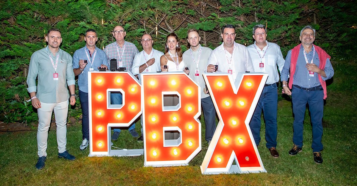 Palibex's tweet photo. Estas son algunas de las personas que recibieron una insignia durante la Convención en reconocimiento a su trayectoria dentro de la Red. ¡Felicidades por esta década con nosotros!

https://t.co/SQX2aZt4SC

#ConvencionesPBX https://t.co/2MVJR5vMGP