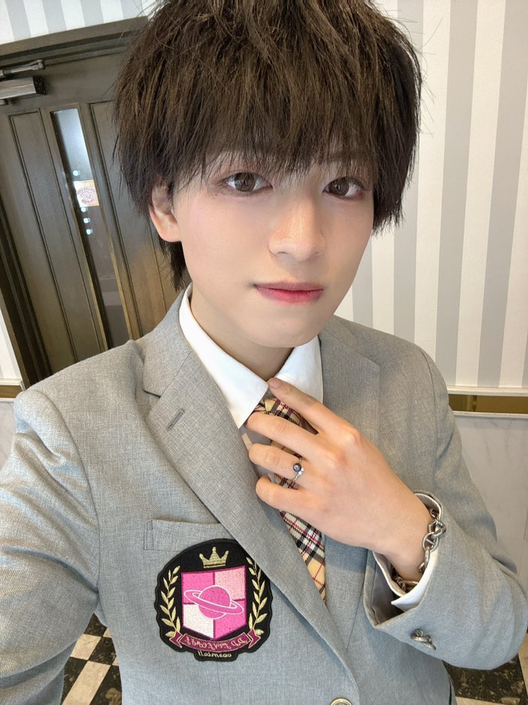 Sounoasobi's tweet photo. 改めてにはなりますが、
DD LIVE CAFE cosmic!! 卒業しました🌸

コズカフェにいる期間とても多くの方にお世話になりました！
本当にありがとうございました！
普段照れくさいからあんまり言えなかったし、言わなかったけど、みんなのこと本当に大好きだよ！

1回でも自分に会いにきてくれた方、推してくれた方、本当にこんなワガママ自由人みたいな人のことを好きになってくれてありがとう🌟

自分、実は卒業を決めてからとあることに挑戦していたのだけど、その挑戦は悔しい思いで終わってしまい、自分の中で今のままじゃダメだ。
もっともっと変わらなきゃと思えたり、ダイエットもそれがきっかけですごく今まで以上に闘志が燃えていい意味で刺激をもらえたきっかけになったの。

だからもし次会うときはもっともっと色んな面で成長した姿をみんなの前で見せられるように、みんなに会えない期間も努力し続けていきます！

またね！！！

#そう思そう愛