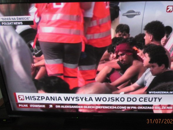 MarekBrzeg's tweet photo. Do Hiszpanii wdarły się tysiące emigrantów.
Mieszkańcy oraz władze miasta sobie nie radzą!
Państwo wysłało na pomoc policję i wojsko, które pomaga emigrantom... wydostać się z wody na brzeg i udziela im pomocy medycznej oraz rzeczowej. 😆 https://t.co/xHHmT4ixJ8