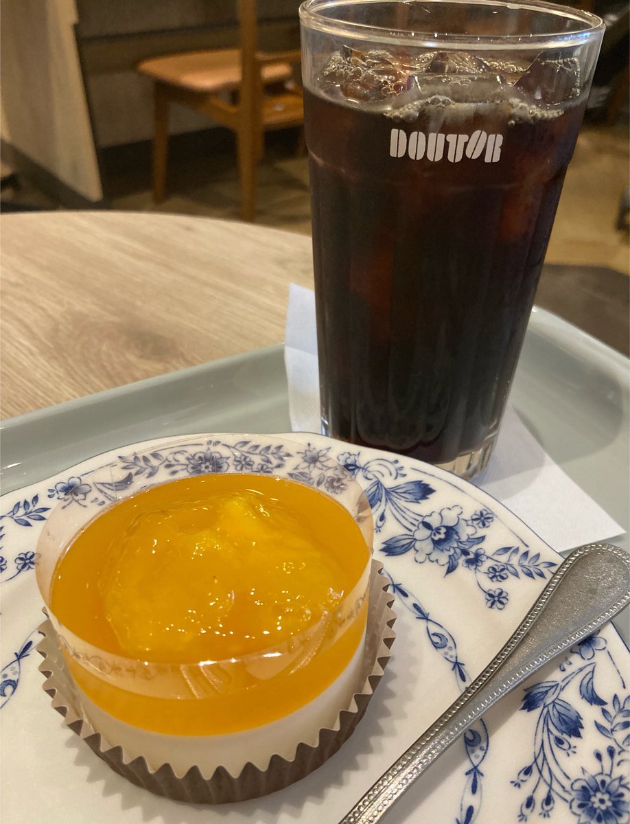 mycoff_ee's tweet photo. ドトールでチーズケーキ食べようとレジ前に来たらチーズケーキだけ売り切れててヨーグルトケーキを食べた。そんな日もある。 https://t.co/nQszh0kK82