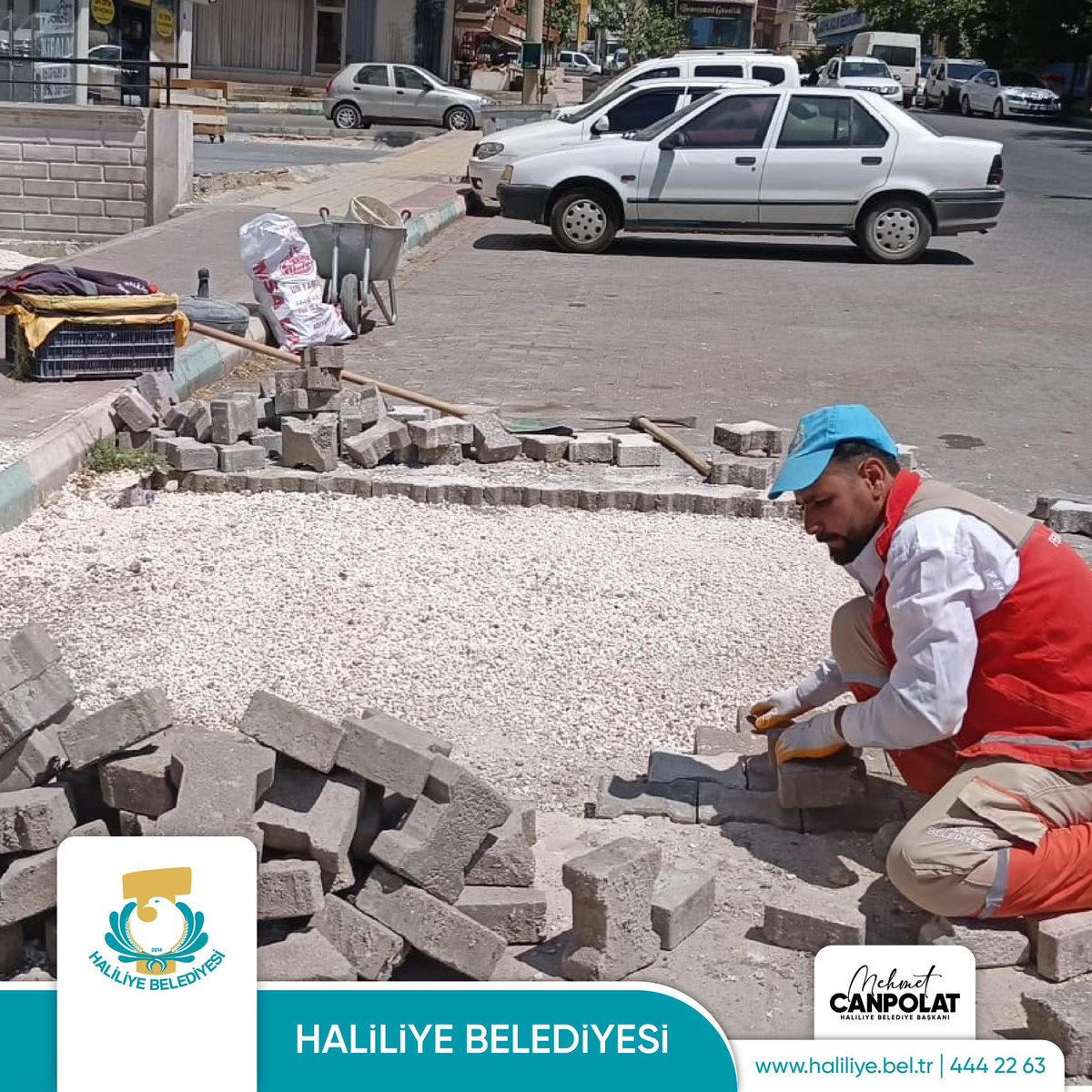 haliliye_bld's tweet photo. Günlük yaşamı kolaylaştıran dokunuşlar sahada karşılık buluyor. 🚧 

➡️ Fen İşleri Müdürlüğümüze bağlı ekiplerimiz, zamanla yıpranan asfalt ve kilitli beton parke taşlı yollarda onarım çalışmalarını sürdürüyor. 

Mahallelerimizde ulaşımı daha güvenli ve konforlu hale getiriyoruz. 🛣️