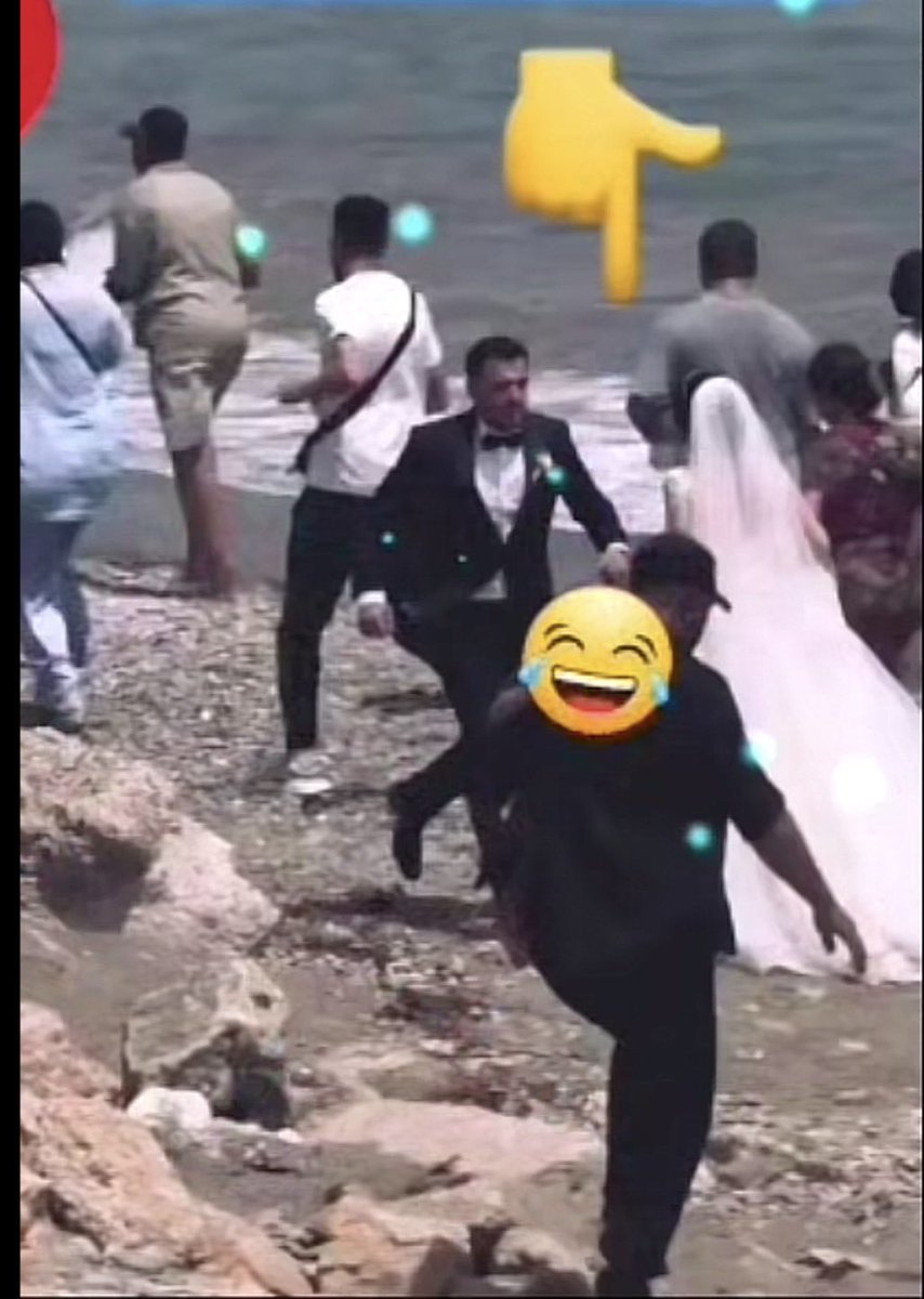 dzingeur85's tweet photo. En plein mariage, lorsqu’ils ont appris que la frontière de Ceuta était ouverte, la mariée et tous ses invités ont quitté la cérémonie pour se rendre à Ceuta. 🤣🤣🤣🤣 Apparemment, le rêve de rejoindre l’Europe était plus fort que celui de finir le mariage. https://t.co/2oiWNhzxZ2