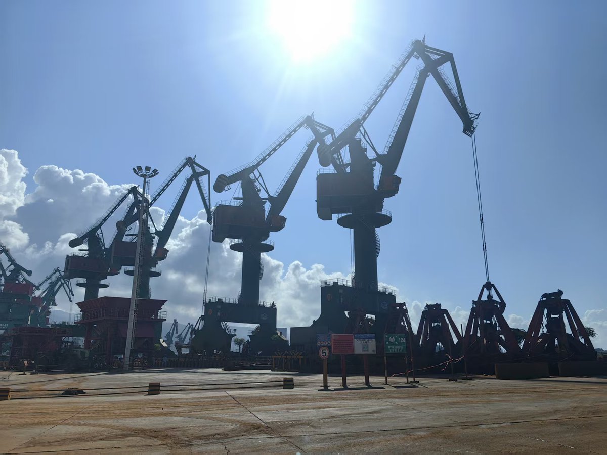 DoGoPower0928's tweet photo. 🚢 Live from the port in Indonesia! 

Delivering energy to remote island locations is a challenge of reliability and execution. By ensuring seamless port offloading and end-to-end delivery, we make clean power truly accessible to remote island microgrids. https://t.co/7hGU2HEiwa
