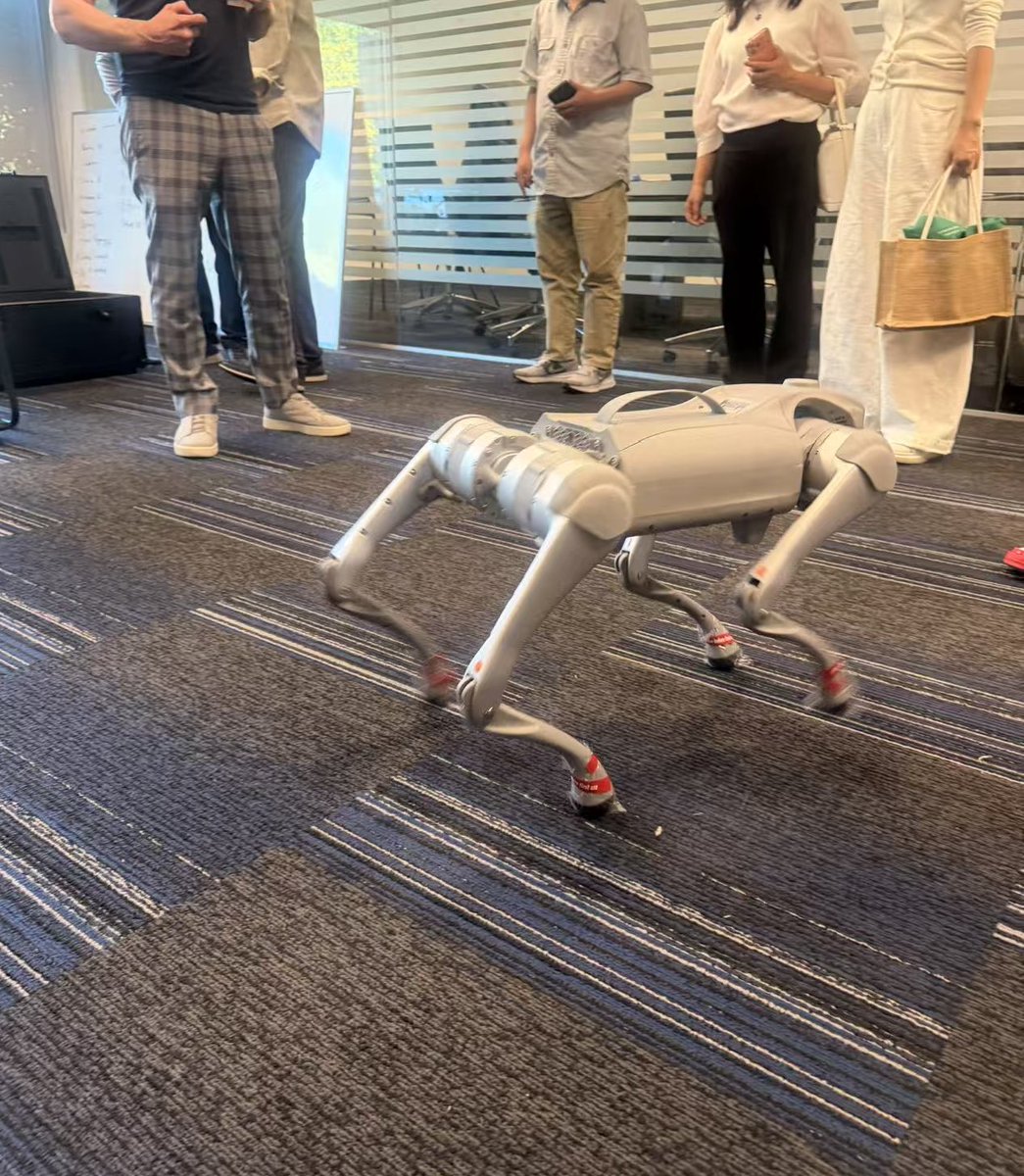 weroamxyz's tweet photo. The future of robotics is arriving. 🤖 

Intelligent devices are becoming part of everyday life, helping people live and work smarter across different environments.

Reliable connectivity and AI-native infrastructure will form the brain and nervous system enabling humans and intelligent machines to interact seamlessly.

Roam is building the decentralized network layer connecting people, robotics, and intelligent devices — powering this more intelligent, connected future. 🌐