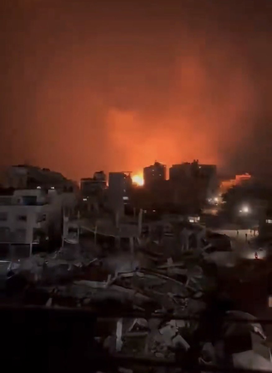 ImpactMediaFR's tweet photo. 🚨🇵🇸 ALERTE INFO !

C’EST L’ENFER À GAZA MAIS LES MÉDIAS FERMENT LES YEUX 

Israël poursuit son GÉNOCIDE en Palestine. Hier encore, de nouvelles frappes ont eu lieu. Le tueur d’enfants Benjamin Netanyahu refuse toujours de laisser entrer les journalistes internationaux à Gaza pour que le monde voie ce qu’Israël est en train de commettre.

Gaza est aujourd’hui en ruines. Des quartiers entiers ont été rasés. Des familles vivent sous des tentes ou au milieu des décombres. La famine, les maladies, le manque d’eau potable, la destruction des hôpitaux, les pénuries de médicaments, les déplacements forcés de centaines de milliers de civils et les bombardements plongent la population dans une catastrophe humanitaire d’une ampleur dramatique.

En Cisjordanie, les colons israéliens font ce qu’ils veulent et ont mené des attaques contre des villages palestiniens : incendies de maisons, de véhicules, d’exploitations agricoles et, ces derniers jours, de deux mosquées.

La police israélienne laisse bien évidemment faire.

👉 PLUS DE 21 000 ENFANTS ET PLUS DE 38 000 FEMMES ET FILLES ONT ÉTÉ TUÉS À GAZA DEPUIS OCTOBRE 2023, SELON LES NATIONS UNIES.

Ne détournons pas le regard.