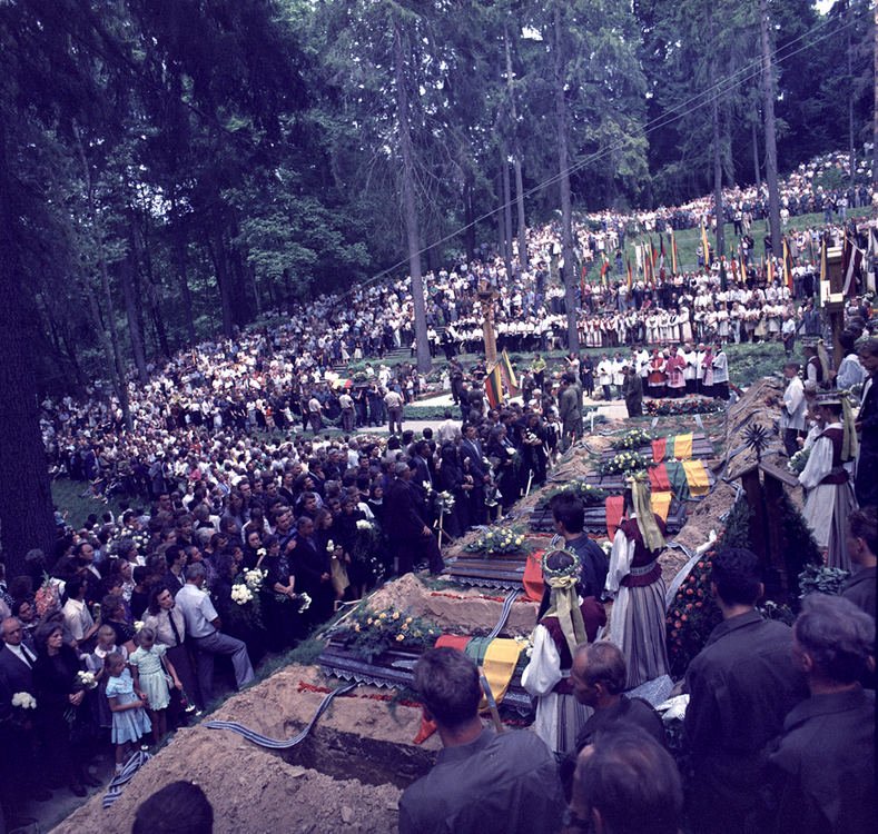 DarRamesnis's tweet photo. 35 years ago today, seven Lithuanian officers left for work and never came home. In the early hours of 31 July 1991, Soviet OMON forces carried out the Medininkai massacre, killing seven unarmed border and police officers. Only Tomas Šernas survived.
Freedom has a price, and Lithuania knows it well. Today we remember the fallen and ensure their sacrifice is never forgotten.