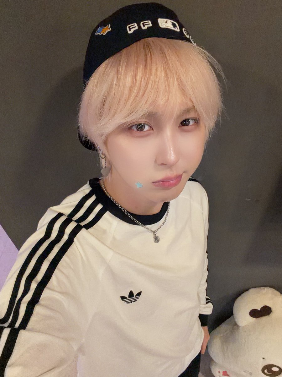 _giuk2's tweet photo. 폰을 변기에 빠트려도 셀카는 보내주는 아기 호감 https://t.co/ITYtpuBUsa