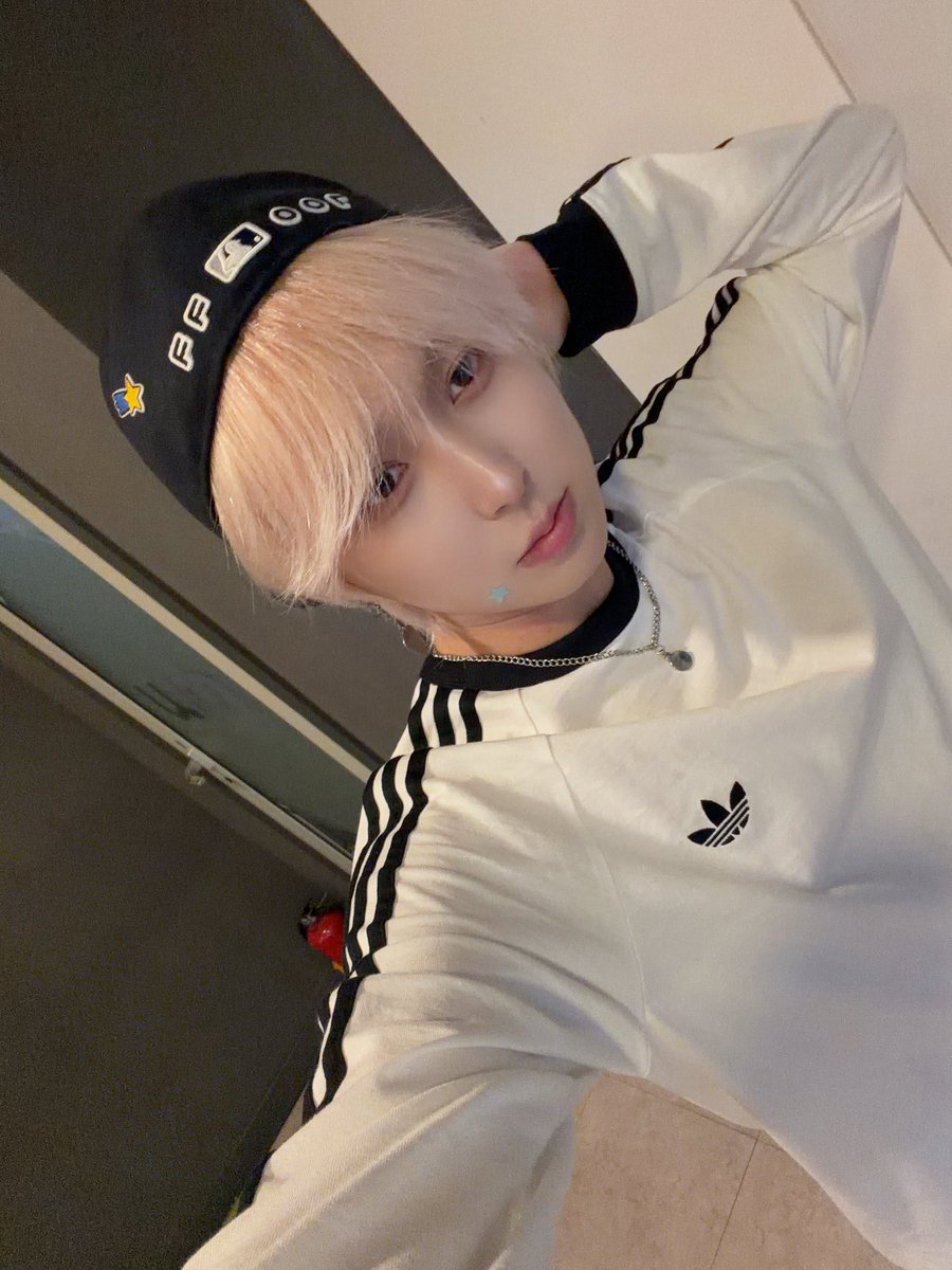 _giuk2's tweet photo. 폰을 변기에 빠트려도 셀카는 보내주는 아기 호감 https://t.co/ITYtpuBUsa