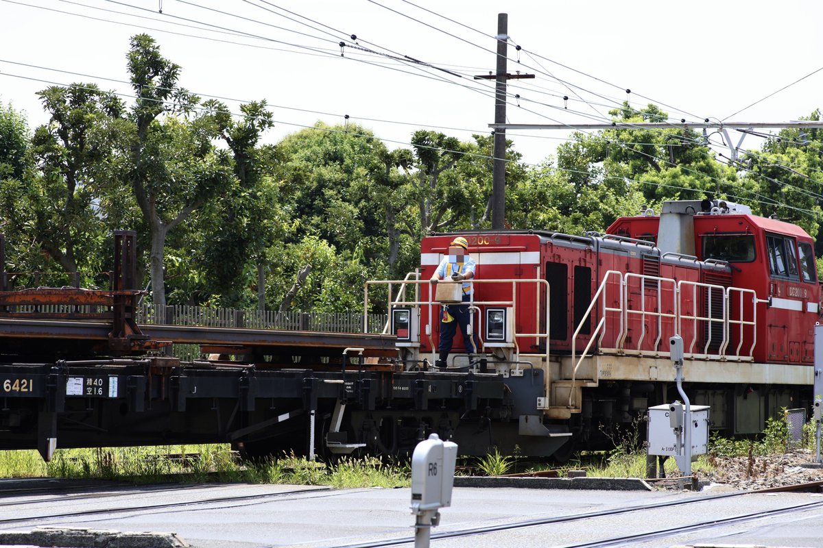 ka9__san's tweet photo. 2026/07/31
DD200-9+チキ6421,6099（積車）
配8993レ

普段は単機回送orタキの交検回送に使われる配8993レで、世にも珍しい安善行きのレール輸送が走りました https://t.co/4pcFG9Tf5V