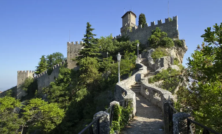 pietromit's tweet photo. @mondointasca Per molti italiani #SanMarino è una deviazione panoramica durante una vacanza sulla #Rivieraromagnola: si fotografano i castelli e si torna verso il mare. La nuova guida #LonelyPlanet per orientarsi disponibile gratuitamente in PDF. https://t.co/ILKQ3DLdcS https://t.co/NzNuWoSTJz