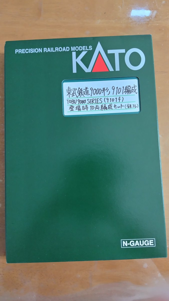 YuClock_JJ501's tweet photo. 【本日の購入品】
・KATO〈10-214〉 車両ケース(8両用)
・ポポンデッタ〈1602〉8両用PE収納フォーム(灰)
・ELEKIT(超)高輝度LED 3Φ電球色·赤

ケース及びウレタンは車両改造計画(後述)において10両用ウレタンが余剰となる都合で導入しました。
そしてやはり作業後はウレタン地獄… https://t.co/QTbYHHCrmf