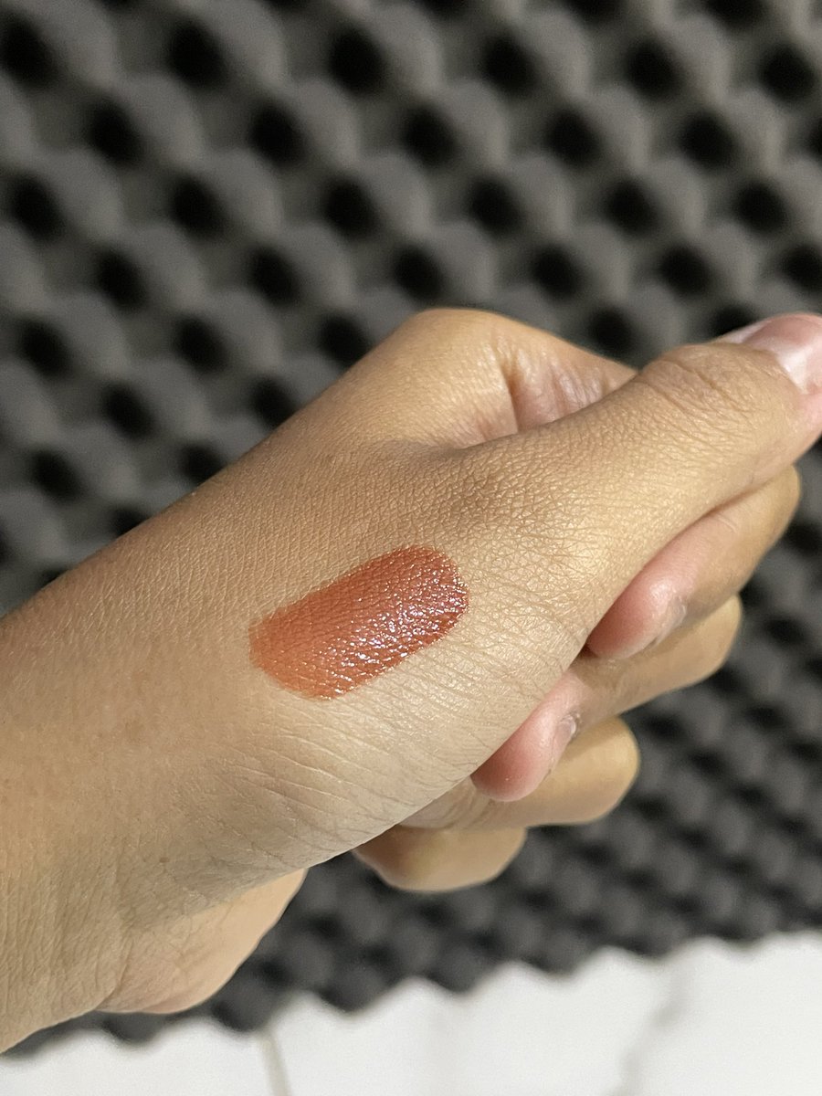 kthyoursky's tweet photo. shade trendsetter 06 pas di swatch ky gini, cocok buat bibir gelap krn bisa ngecover. no filter apapun jd rill shadenya ky giniii✨ https://t.co/YExqmMb7al