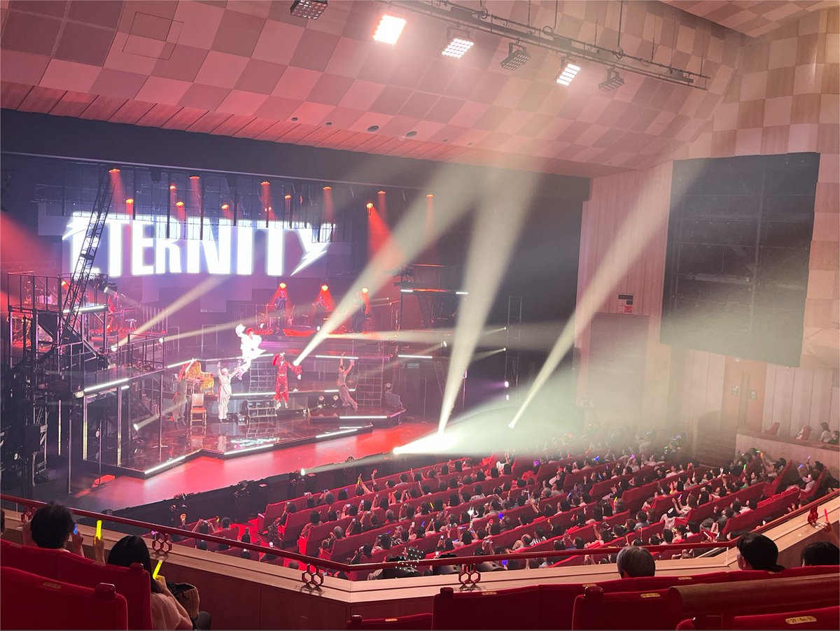 eternity_jpn's tweet photo. #ミュージカルETERNITY

🌞昼公演へのご来場ありがとうございました！！

🌕まもなく18:30〜夜公演となります🛸
（17:45開場）
▷▷終演後にはアフタートークもございますので、ご参加の皆さまは終演後そのままお席にてお待ちください◁◁

📸名古屋初日、たくさんのお客様と盛り上がりました！！

#ETERNITY #エタニティ #이터니티