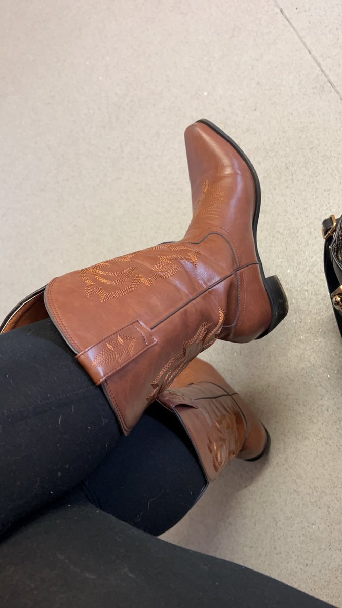 GoddessMeg1994's tweet photo. yearning for boot weather and a little loser face to flatten https://t.co/JaxEEojlm1