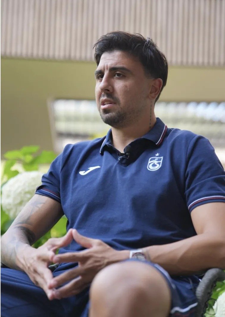1907Bros's tweet photo. 🎙 Kariyerin boyunca "Keşke yapmasaydım" dediğin bir an oldu mu?

💬 Ozan Tufan: "Fenerbahçe maçında karşı karşıya kaldığım pozisyon. O günkü baskıyla pas vermeyi tercih ettim. Şimdiki Ozan olsa farklı bir karar verebilirdi. Keşke o an kaleye vursaydım diyorum. Futbol kariyerimde unutamadığım ve en çok üzüldüğüm anlardan biri o pozisyon oldu."

(🔗 61 Saat)