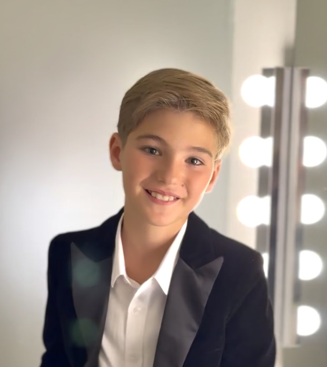 RTVE_Com's tweet photo. Lucas Paulano representará a España en #EurovisiónJunior 2026 🎶

🔸El artista, de 10 años, destaca por su técnica vocal, su sensibilidad y su capacidad para emocionar ✨

🔸El programa ‘@PerroAndaluzTVE by @_ManuSanchez_’ ha sido el elegido por @rtve para su presentación oficial

🔸El festival infantil tendrá lugar en Malta el próximo 24 de octubre

https://t.co/2AdW0fHIw4