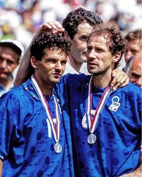 JUN_SHR's tweet photo. 同世代のセリエ民には伝わると思うんだけど、

1994年W杯でのバレージとバッジョに感動
1994-1995セリエAにカズが参戦
日本でセリエAダイジェスト開始
セリエAの黄金期で欧州カップ総なめ

という流れでイタリア民、セリエ民になった日本人は多いと思うのよね。バレージとバッジョがいなければ、いまセリエA見てないと思うもの。