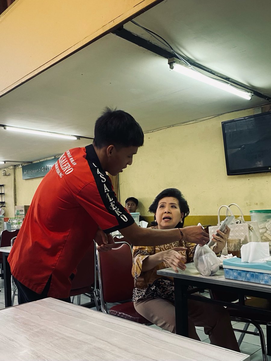 atokdalangs4's tweet photo. Pentingnya ngucapin "maaf" dan "terima kasih." 🤍

Siang ini lagi makan di Basalero Bandung. Di meja sebelah ada ibu-ibu yang minta makanannya dibungkus.

👵🏼: "Mas, maaf ya, saya udah keburu duduk tapi boleh minta tolong bungkusin makanan saya? Terima kasih."

Hal sesederhana yang dilakukan ibu ini kadang bikin kita sadar kalau kita sering lupa buat saling memanusiakan sesama.