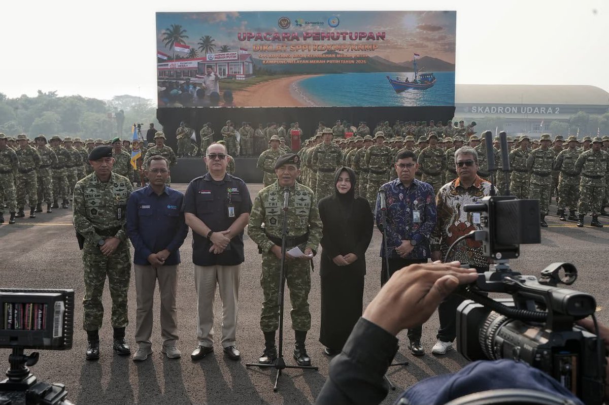 Kemhan_RI's tweet photo. Berbekal wawasan kebangsaan, disiplin, dan kemampuan manajerial, lulusan SPPI diharapkan menjadi penggerak pembangunan desa dan wilayah pesisir guna memperkuat kemandirian ekonomi masyarakat.

#SekjenKemhan #Kemhan #KemhanRI #SPPI #KDKMP #KNMP https://t.co/mKoGvEBw9Q