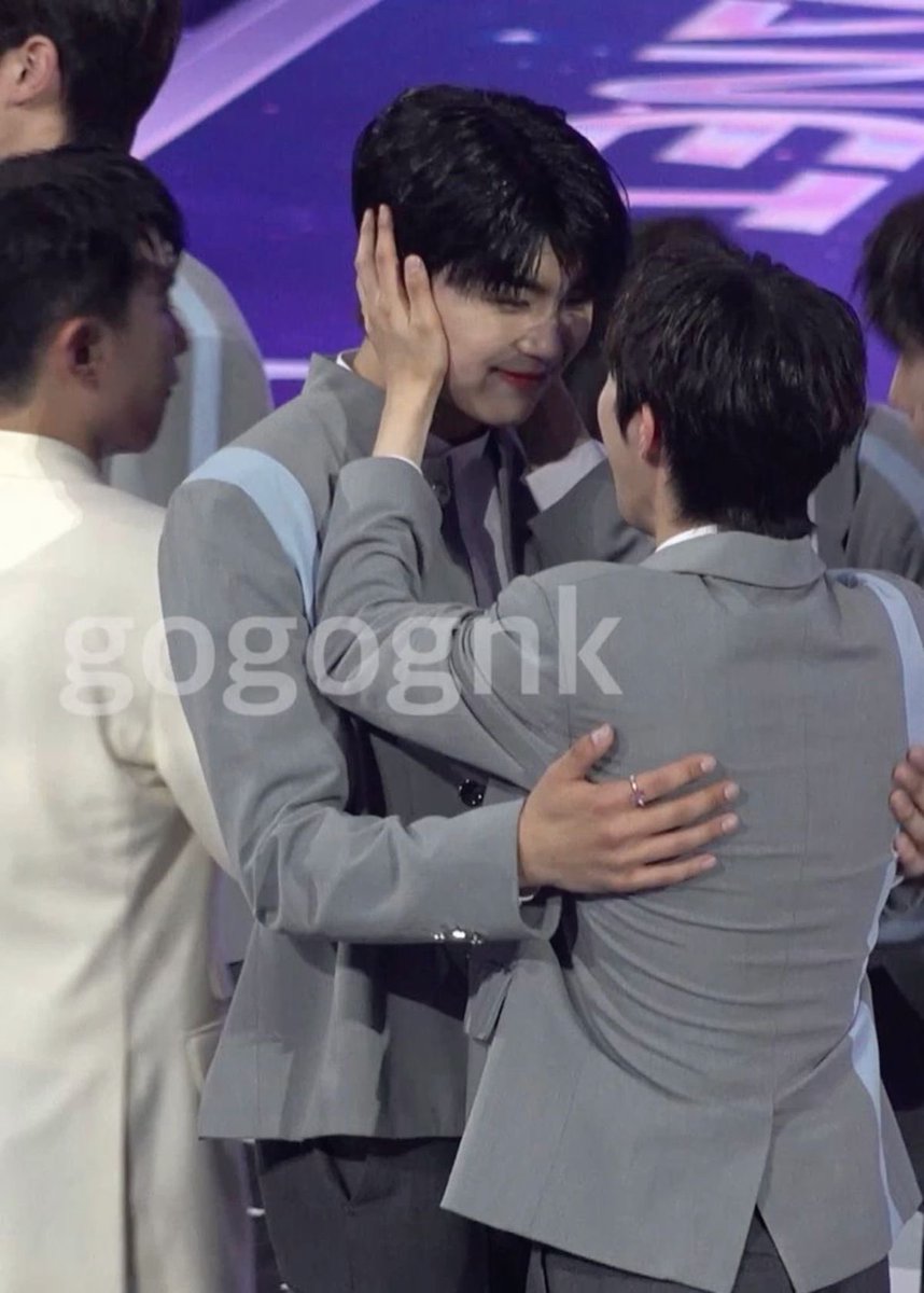 gvnwkie's tweet photo. everytime i see gunwook and hui together, i think about these photos… so freaking sweet 🥹 https://t.co/cV9jVxAHzB