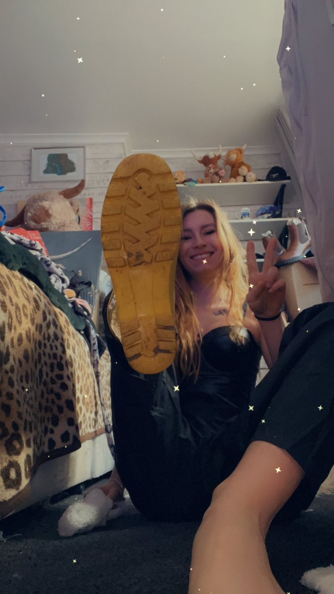 GoddessMeg1994's tweet photo. You can take the girl out of the country, but not the country out of the girl

Keep your soul clean and your boots dirty 👢🌧️

Your very own little #RainwearGirlQueen 
#rainwearfetish #raingearfetish #pvcraincoat #rubberrainwear https://t.co/C2ficPWVnB
