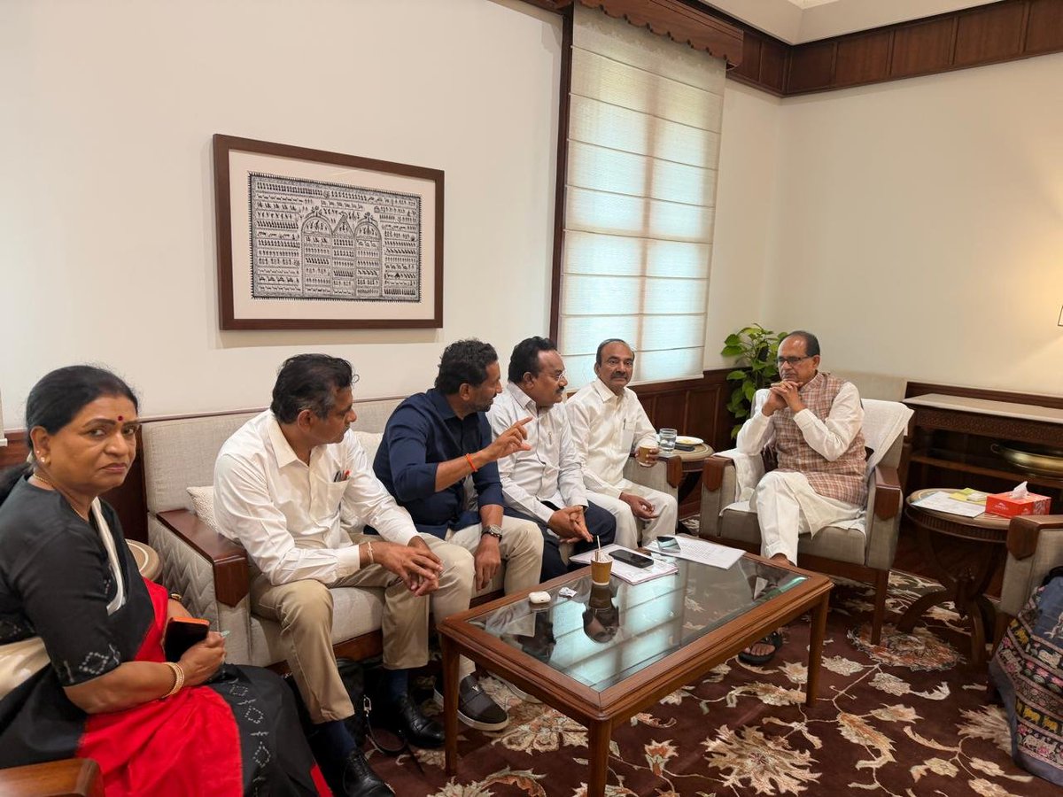 Eatala_Rajender's tweet photo. ఢిల్లీ : సహచర తెలంగాణ బీజేపీ ఎంపీలతో కలిసి కేంద్ర గ్రామీణాభివృద్ధి, వ్యవసాయ & రైతు సంక్షేమ శాఖ మంత్రివర్యులు శ్రీ శివరాజ్ సింగ్ చౌహన్ (@ChouhanShivraj) గారిని మర్యాదపూర్వకంగా కలవడం జరిగింది.

ఈ సందర్భంగా ప్రధాన మంత్రి గ్రామీణ సడక్ యోజన (#PMGSY) కింద తెలంగాణ రాష్ట్రానికి మరిన్ని గ్రామీణ రహదారులను మంజూరు చేయాలని, అలాగే ప్రధాన మంత్రి ఆవాస్ యోజన (#PMAY) కింద అర్హులైన పేద కుటుంబాలకు అధిక సంఖ్యలో గృహాలను మంజూరు చేయాలని విజ్ఞప్తి చేశాము.

తెలంగాణ గ్రామీణాభివృద్ధి, మౌలిక సదుపాయాల విస్తరణ, పేదల సొంత ఇంటి కల సాకారం కోసం కేంద్ర ప్రభుత్వం మరింత సహకారం అందించాలని కోరాము.

ఈ సమావేశంలో నాతో పాటు ఎంపీలు శ్రీమతి @Aruna_DK గారు, శ్రీ @RaghunandanraoM గారు, శ్రీ @nageshgodam గారు, శ్రీ @KVishReddy గారు ఉన్నారు.