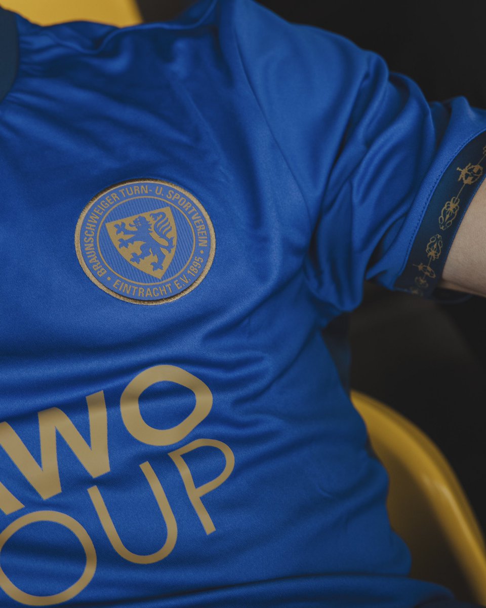 EintrachtBSNews's tweet photo. "Geheimnis" gelüftet: Mit dem Auswärtstrikot ist unsere Trikotkollektion für die anstehende Saison komplett. 
Was eine Überraschung..🫣🥲😁

Die goldenen Akzente verleihen dem Jersey einen edlen Charakter und unterstreichen die Symbolik der Quadriga. https://t.co/wDzK2Kd1jJ