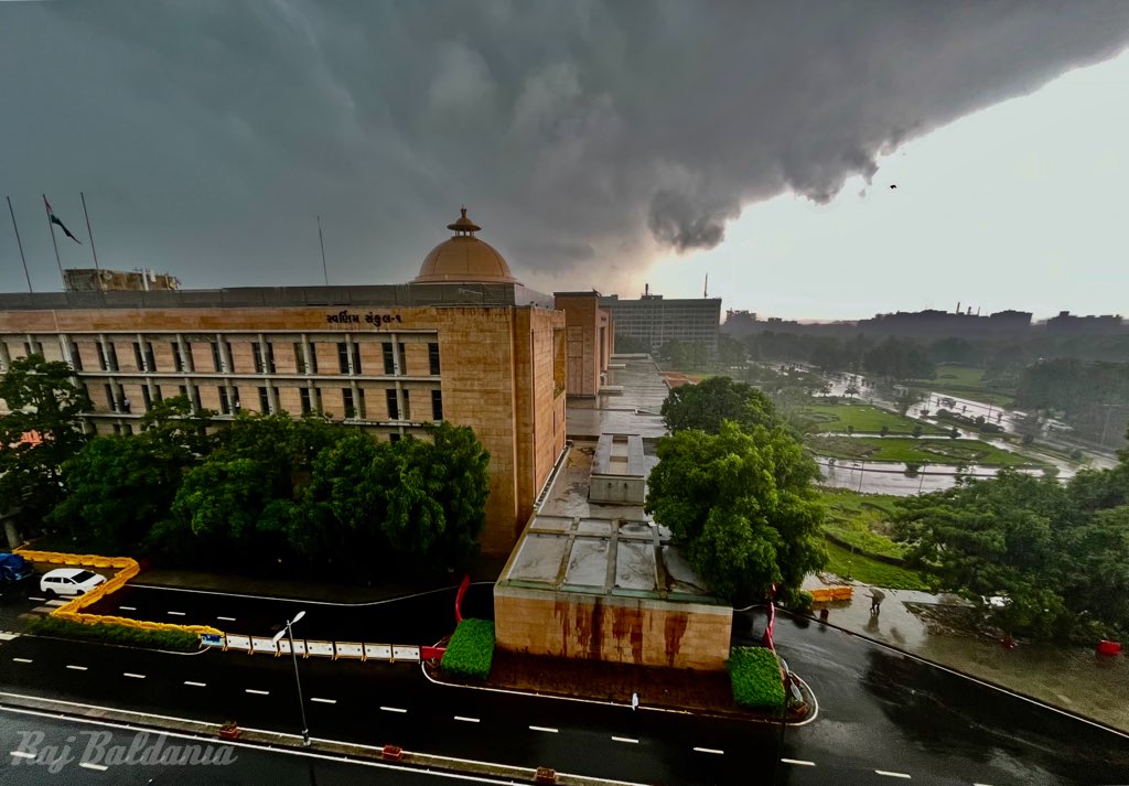 rajbaldaniaias's tweet photo. Clearly Visible the border of the Thunderstorm. https://t.co/FapOdhnF9j