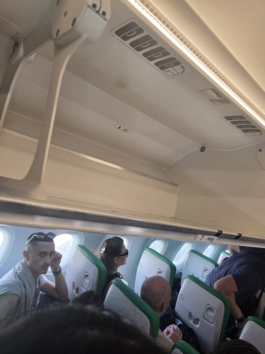 LumyNeux's tweet photo. @transavia @transaviaFR vous etes des gros arnaqueur,  votre site de check-in fonctionne pas pour ajouter des bagage cabine et vous les faites payer pleins pot pour les mettre de force en soute. https://t.co/QVtts7m4za