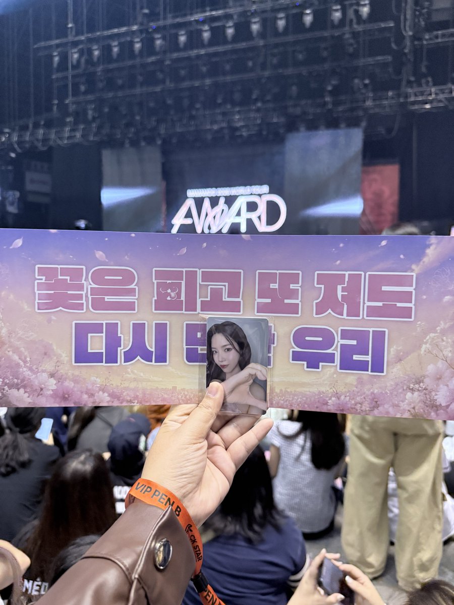 twicetional's tweet photo. Hehe I’m here for my girls! 🤪🥰 #MamamooinSG https://t.co/ubanu9gvTp
