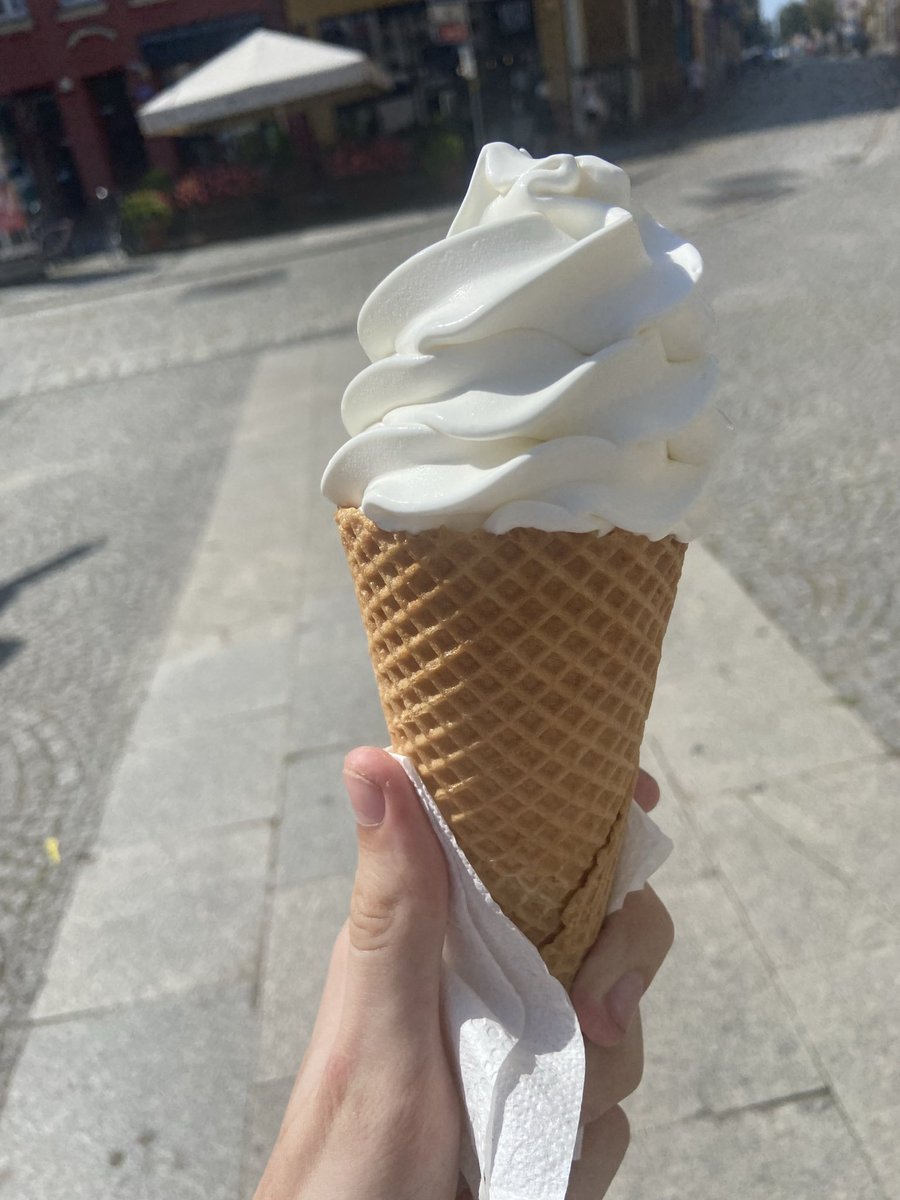 Jelloo_0v's tweet photo. Ice cream 💕 https://t.co/LfjlS9WMOI
