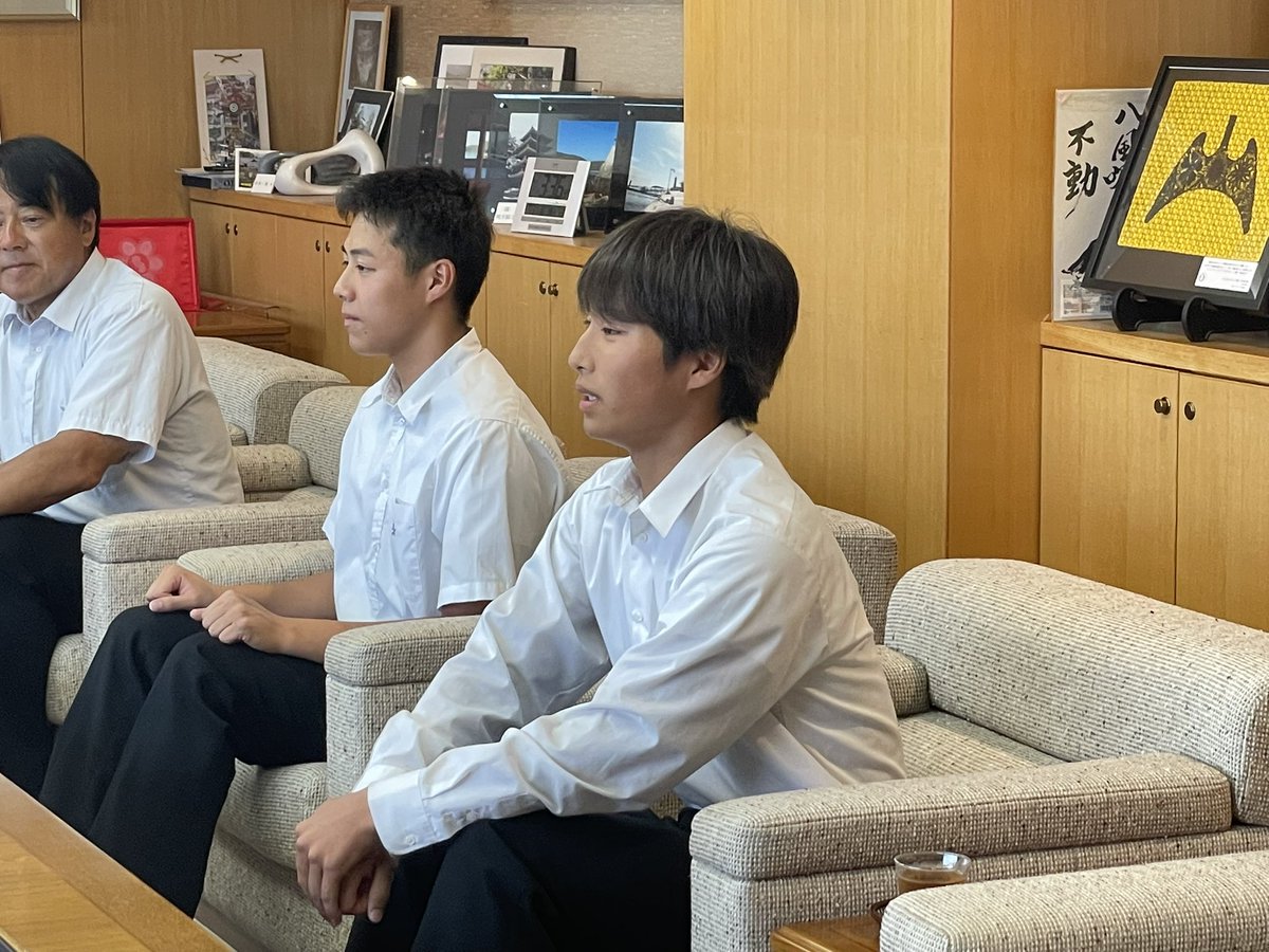 Kunhiroppu's tweet photo. ８月近畿で行われる全国高等学校総合体育大会 #インターハイ (水泳競技)に出場されます
競泳の澤田晃大選手(福山葦陽高校)
飛込の堀心童選手 (福山工業高校)
の激励会が開催されました。
是非、自身最高の成績を勝ち取ってきてください。

#福山市議会議員
#副議長
#宮本ひろき https://t.co/z8rPrSEEl9