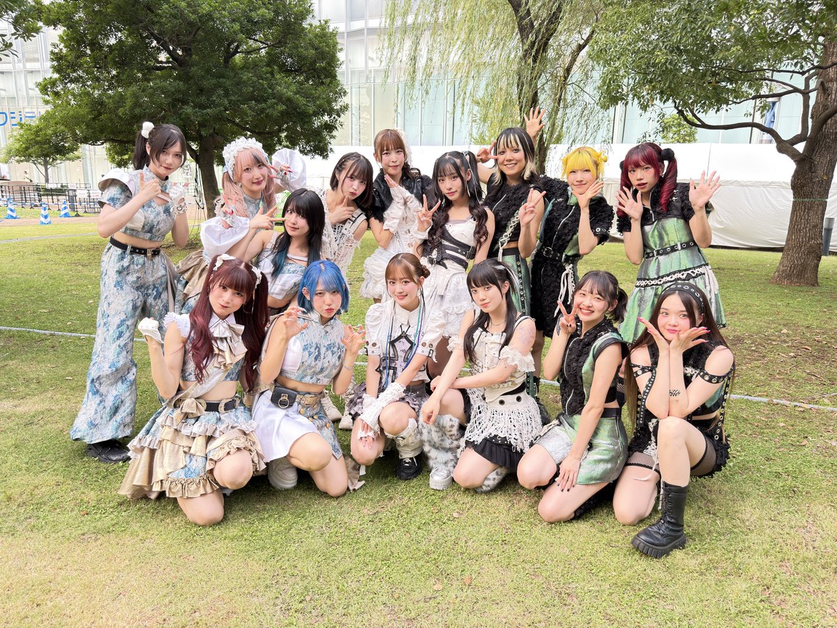 TIP_TIF_staff's tweet photo. この後 17:35〜⏰
SMILE GARDENでは...IDOL SUMMER JAMBOREE DAY１スペシャルパフォーマンス🌟
🎤登場前の姿をパシャリ📸

ジエメイ @jiemei_idol 
SITUASION @SITUASION_INFO 
PIGGS @PIGGS_idol 

チケットはこちら
https://t.co/wErmNxA7Z0
配信はこちら
https://t.co/kUvuSC4f3U https://t.co/oMQJNnvwrl