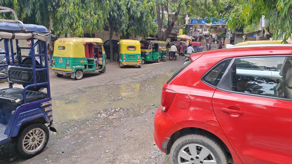 YashMad21's tweet photo. Can you ever make this bloody road?
@gupta_rekha @PraveshRatnAPP @MCD_Delhi @DelhiJalBoard 

20 no. Road near hardwari sweets https://t.co/NcLb6ZRGPS