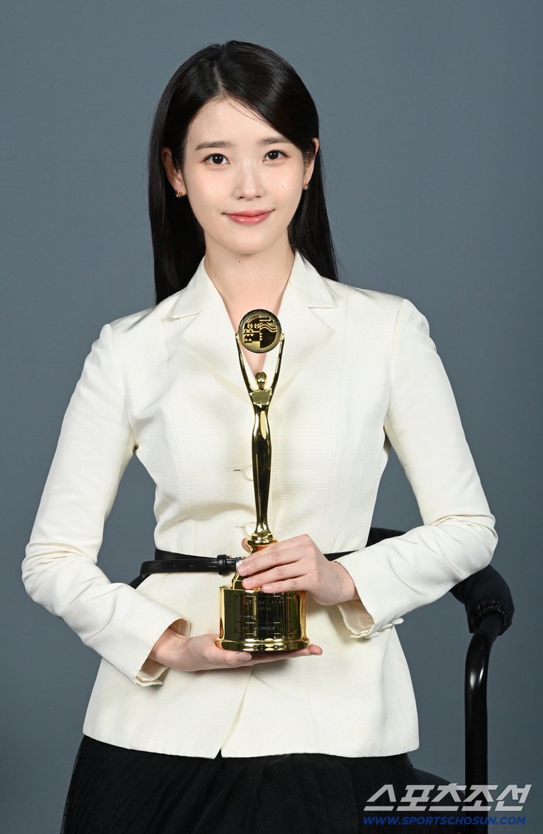 hidlwldms's tweet photo. IU will attend the 5th Blue Dragon Series Awards today as a presenter!

The main ceremony will start at 8:30 PM KST, and she is expected to present the Best Actress award.

Streaming here:
🔗https://t.co/rkEHJNNM6U 
🔗https://t.co/RdzTnOm3En https://t.co/nyjpbx74Hn