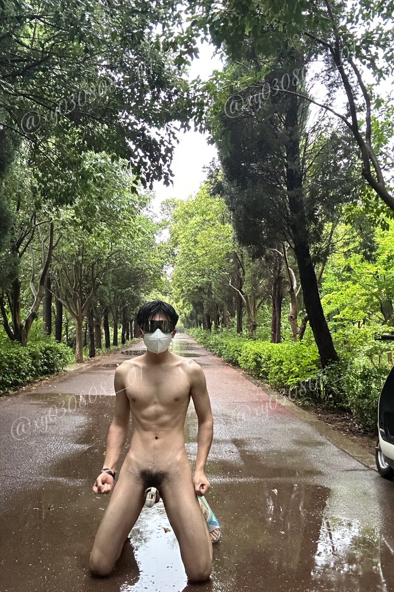 xy030808_01's tweet photo. 雨中的公园跑道上有一个裸男🥵，只有一群小狗相互对视😇（p3），后续有视频多多关注蹲后续呀。 https://t.co/Ev2iO1WC1T