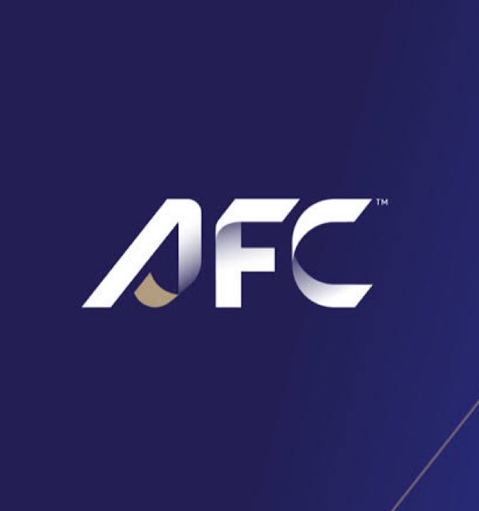 ActuFoot_'s tweet photo. 🚨🚨 L’AFC REJETTE ÉGALEMENT LE PROJET DE GIANNI INFANTINO !!!! ❌

« La Confédération du football asiatique (AFC) a observé avec une profonde préoccupation les développements des derniers jours relatifs à la proposition d’établissement de FIFA Forward Enterprise (FFE) et à l’incertitude qui s’est manifestée au sein de la communauté mondiale du football.

L’AFC se tient en solidarité avec l’UEFA et la CONCACAF pour exprimer de sérieuses préoccupations concernant la proposition de la FIFA d’introduire des investissements privés dans ses compétitions phares et le processus de décision entourant la FFE. 

Le fait que la situation ait atteint le point où la réelle possibilité d’un boycott de la Coupe du Monde FIFA soit entrée dans le discours public devrait préoccuper tous ceux qui se soucient de l’avenir de notre sport. Le football n’aurait jamais dû être placé dans une telle position. […]

La Coupe du Monde FIFA est le pinacle du football mondial et tire sa force de la participation de toutes les Confédérations et des principales nations de football du monde. Toute proposition qui risque de saper l’unité et le caractère universel de la compétition doit être réexaminée.

Tandis que le débat immédiat porte sur la FFE, l’AFC considère que cette question s’étend bien au-delà d’une simple proposition. Elle a plutôt mis en lumière des faiblesses fondamentales dans les processus de consultation et de décision de la FIFA qui doivent maintenant être traitées. Bien que l’AFC note la dernière clarification de la FIFA sur la proposition, les préoccupations centrales entourant la gouvernance, le processus institutionnel et une consultation significative restent sans réponse.

Une proposition d’une telle importance, avec le potentiel d’affecter l’avenir commercial, sportif et stratégique du football mondial, ne doit pas émerger à travers des processus qui laissent les Confédérations, les Associations membres (AM) et même les propres organes de gouvernance de la FIFA, y compris le Conseil FIFA, se sentir marginalisés. L’objectif principal pour le football mondial doit être d’assurer que des décisions d’une telle ampleur soient développées à travers des processus ancrés dans la transparence et qui commandent la confiance de la communauté du football.

Ce n’est pas la première occasion où les principaux acteurs ont été confrontés à des initiatives significatives après que la direction semble déjà avoir été déterminée. Une telle approche sape la confiance dans le cadre de gouvernance de la FIFA et diminue l’autorité de ses organes statutaires. Aucun processus de consultation ultérieur, aussi bien intentionné soit-il, ne peut remplacer un engagement précoce avec les organes appropriés de la FIFA et la famille du football. […]

Par conséquent, l’AFC appelle la FIFA à entreprendre une révision urgente de son cadre de gouvernance et de décision afin d’assurer que les propositions d’importance globale soient développées à travers une consultation appropriée, un engagement significatif et une surveillance adéquate par les organes statutaires de la FIFA.

La Coupe du Monde FIFA, et le sport lui-même, appartiennent à l’ensemble de la famille mondiale du football. Leur avenir doit toujours être façonné collectivement, à travers des institutions qui reflètent les voix de toutes les Confédérations et AM. »

🗞️ communiqué